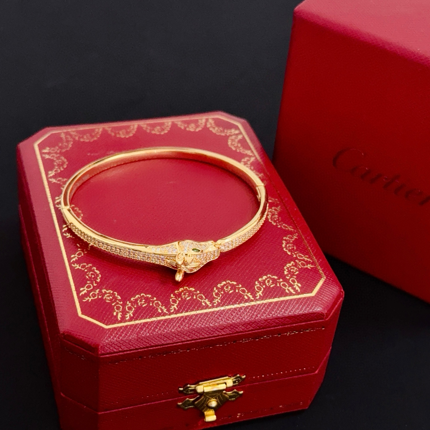 卡地亚镶钻手镯 高端定制版本 镶嵌钻工艺 V金材质 经典而时尚风格 用凌厉线条重构爱情美学！打破常规，镶