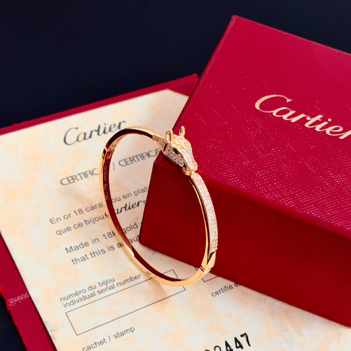 卡地亚镶钻手镯 高端定制版本 镶嵌钻工艺 V金材质 经典而时尚风格 用凌厉线条重构爱情美学！打破常规，镶