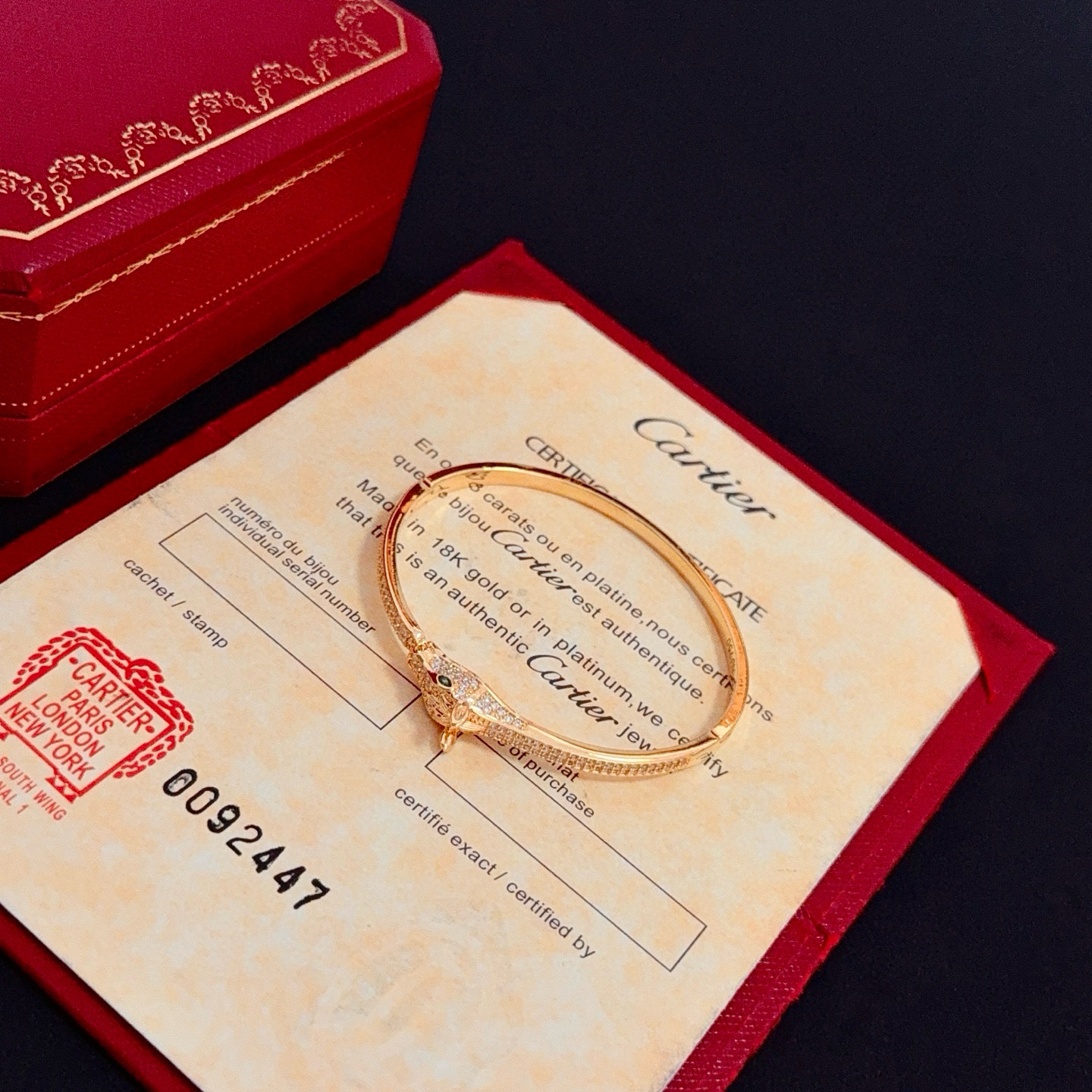 卡地亚镶钻手镯 高端定制版本 镶嵌钻工艺 V金材质 经典而时尚风格 用凌厉线条重构爱情美学！打破常规，镶