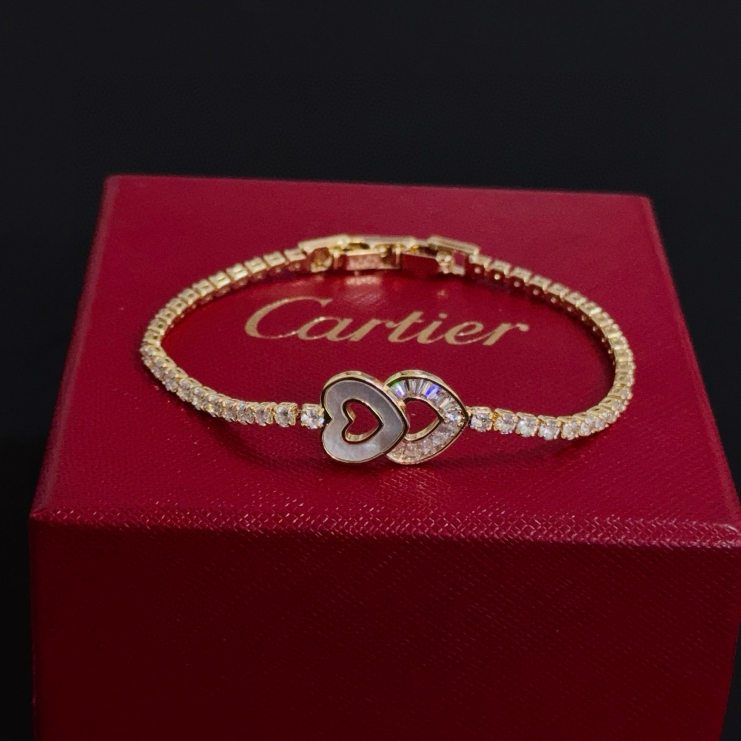 卡地亚镶钻手链 高端定制版本 镶嵌钻工艺 V金材质 经典而时尚风格 用凌厉线条重构爱情美学！打破常规，镶