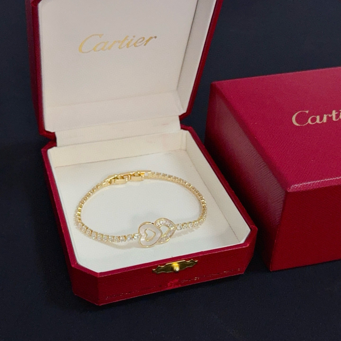 卡地亚镶钻手链 高端定制版本 镶嵌钻工艺 V金材质 经典而时尚风格 用凌厉线条重构爱情美学！打破常规，镶