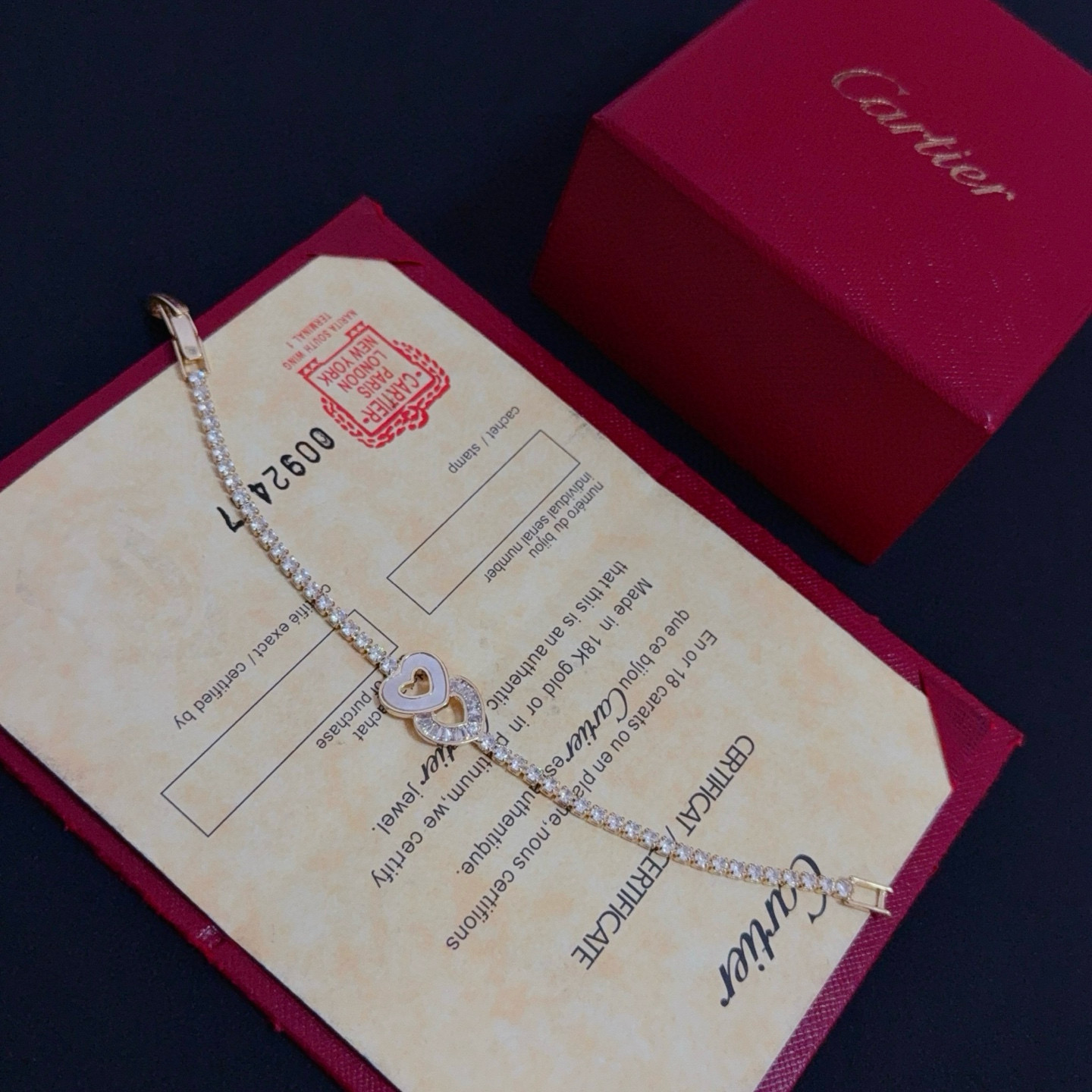 卡地亚镶钻手链 高端定制版本 镶嵌钻工艺 V金材质 经典而时尚风格 用凌厉线条重构爱情美学！打破常规，镶