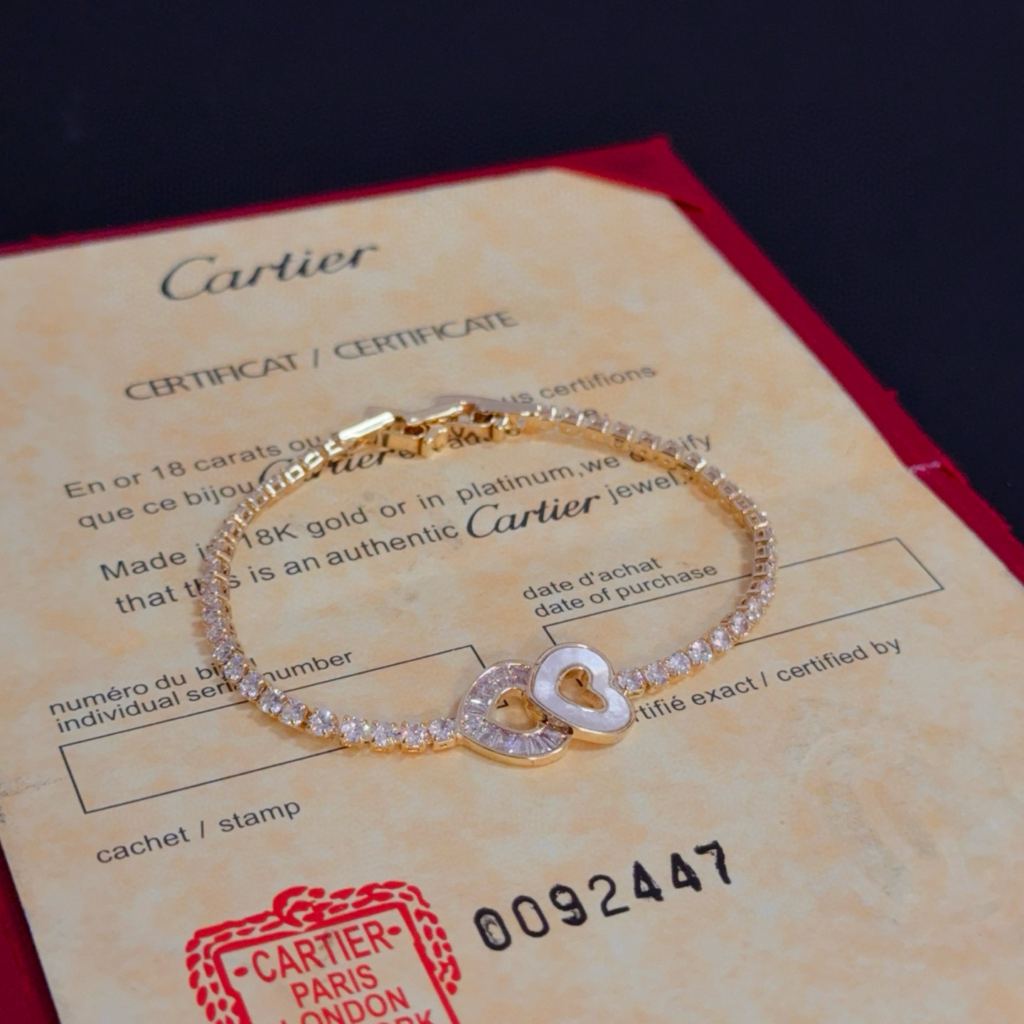 卡地亚镶钻手链 高端定制版本 镶嵌钻工艺 V金材质 经典而时尚风格 用凌厉线条重构爱情美学！打破常规，镶