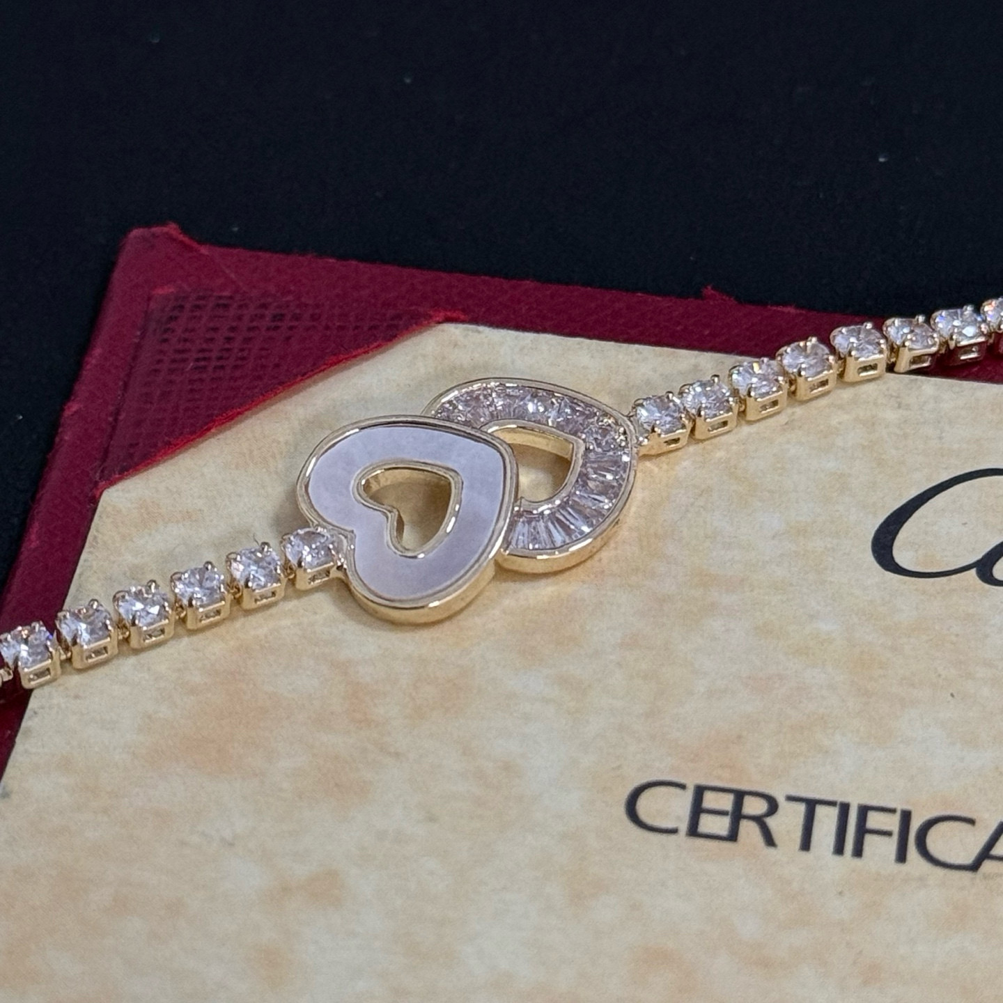 卡地亚镶钻手链 高端定制版本 镶嵌钻工艺 V金材质 经典而时尚风格 用凌厉线条重构爱情美学！打破常规，镶