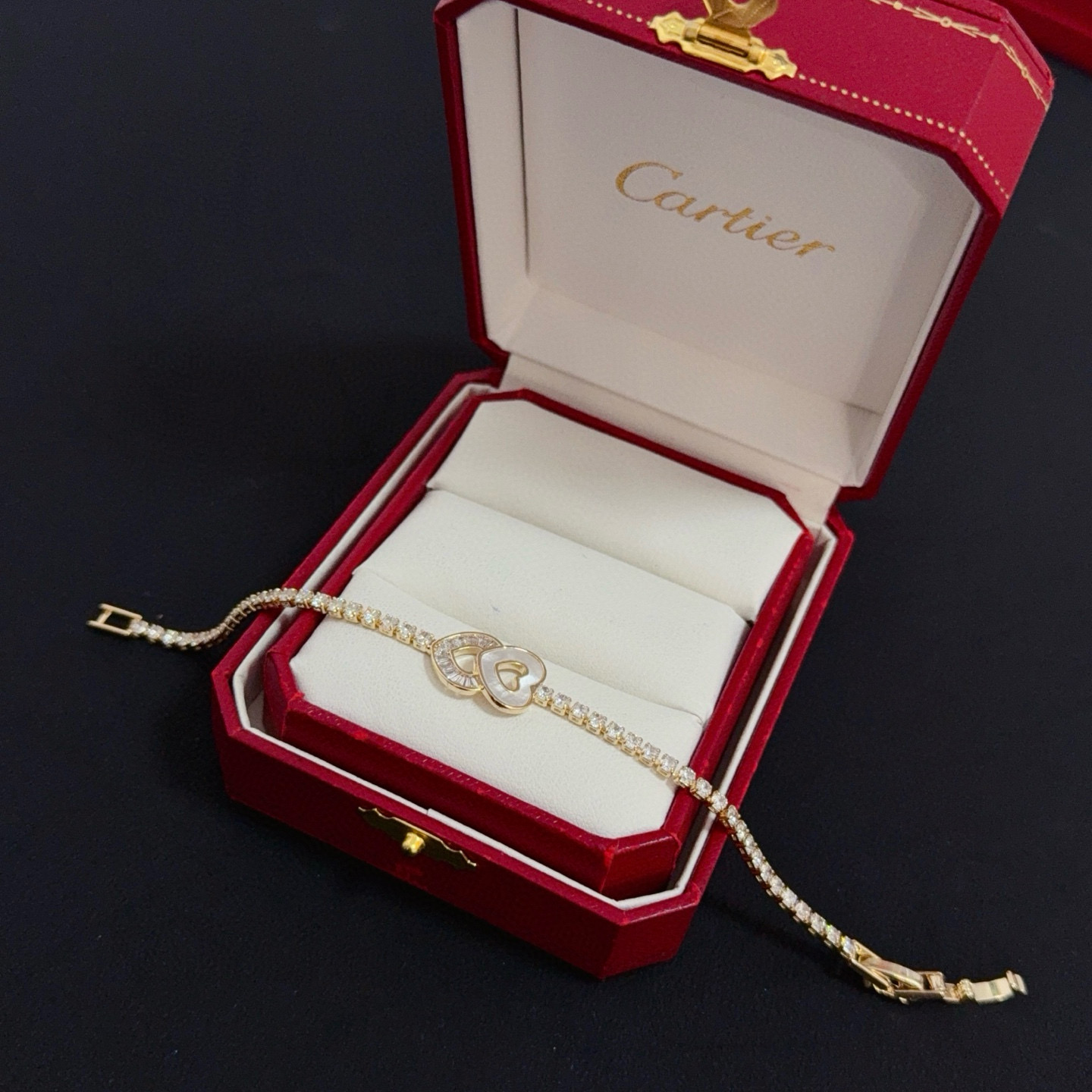 卡地亚镶钻手链 高端定制版本 镶嵌钻工艺 V金材质 经典而时尚风格 用凌厉线条重构爱情美学！打破常规，镶