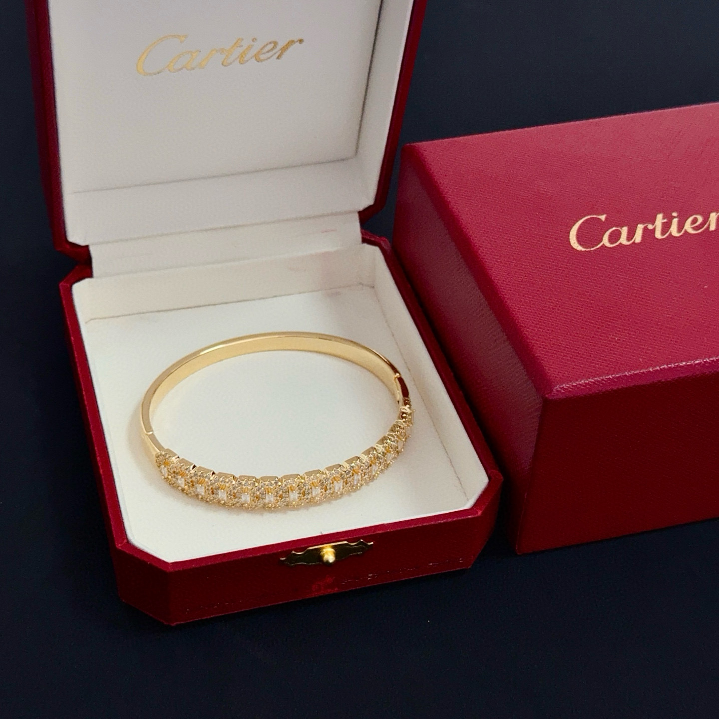 卡地亚镶钻手镯 高端定制版本 镶嵌钻工艺 V金材质 经典而时尚风格 用凌厉线条重构爱情美学！打破常规，镶