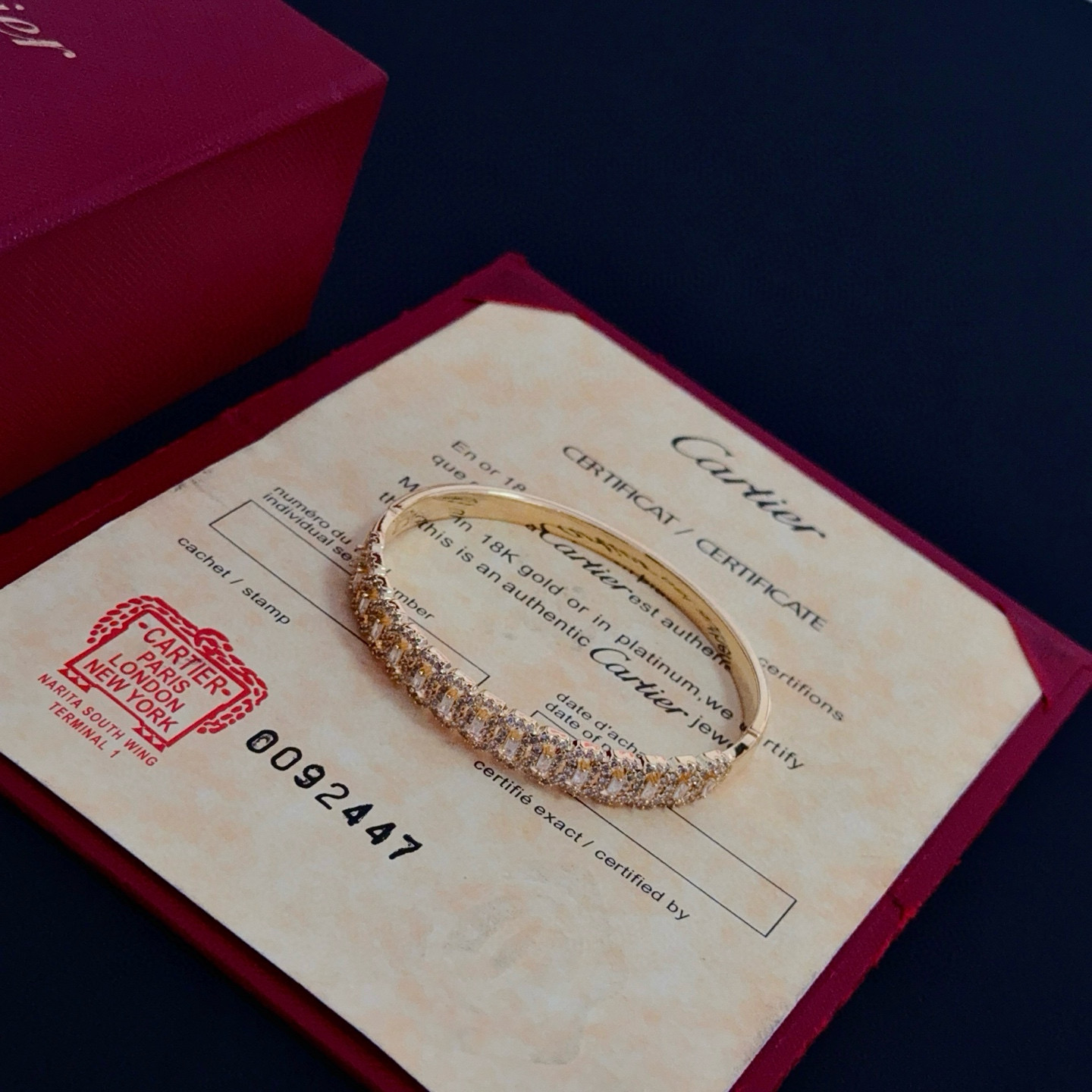 卡地亚镶钻手镯 高端定制版本 镶嵌钻工艺 V金材质 经典而时尚风格 用凌厉线条重构爱情美学！打破常规，镶