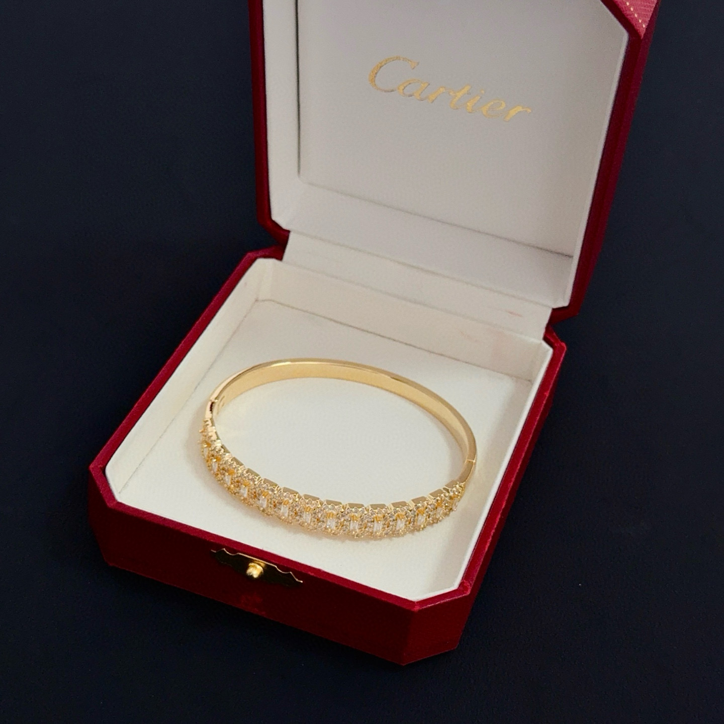 卡地亚镶钻手镯 高端定制版本 镶嵌钻工艺 V金材质 经典而时尚风格 用凌厉线条重构爱情美学！打破常规，镶