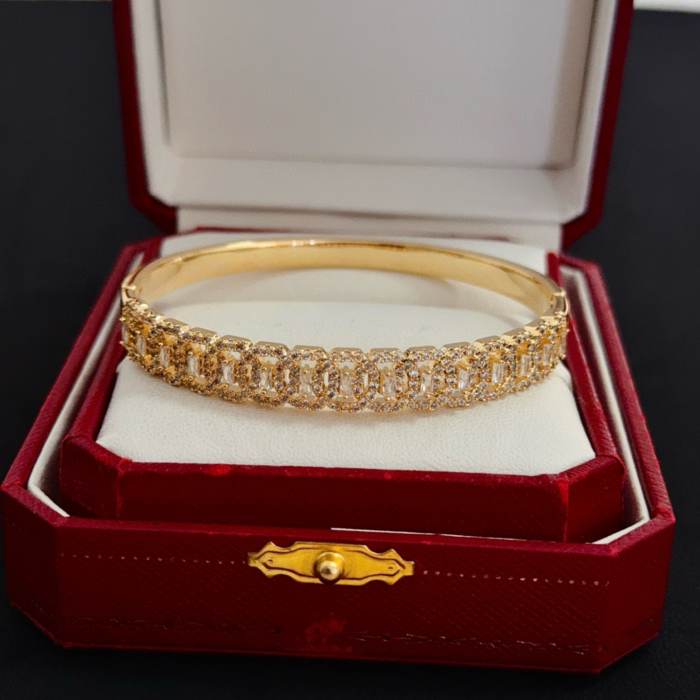 卡地亚镶钻手镯 高端定制版本 镶嵌钻工艺 V金材质 经典而时尚风格 用凌厉线条重构爱情美学！打破常规，镶