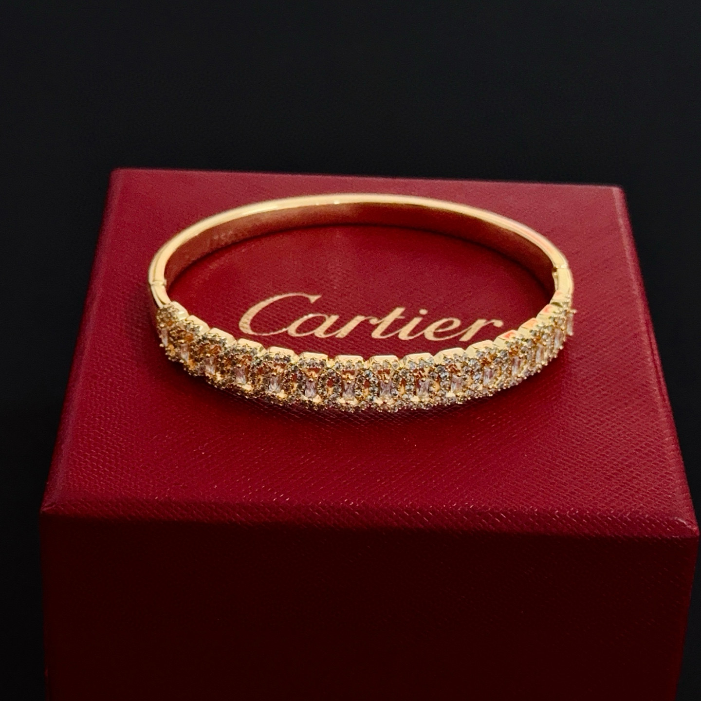 卡地亚镶钻手镯 高端定制版本 镶嵌钻工艺 V金材质 经典而时尚风格 用凌厉线条重构爱情美学！打破常规，镶