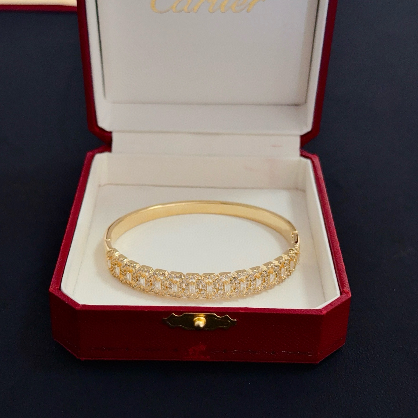 卡地亚镶钻手镯 高端定制版本 镶嵌钻工艺 V金材质 经典而时尚风格 用凌厉线条重构爱情美学！打破常规，镶