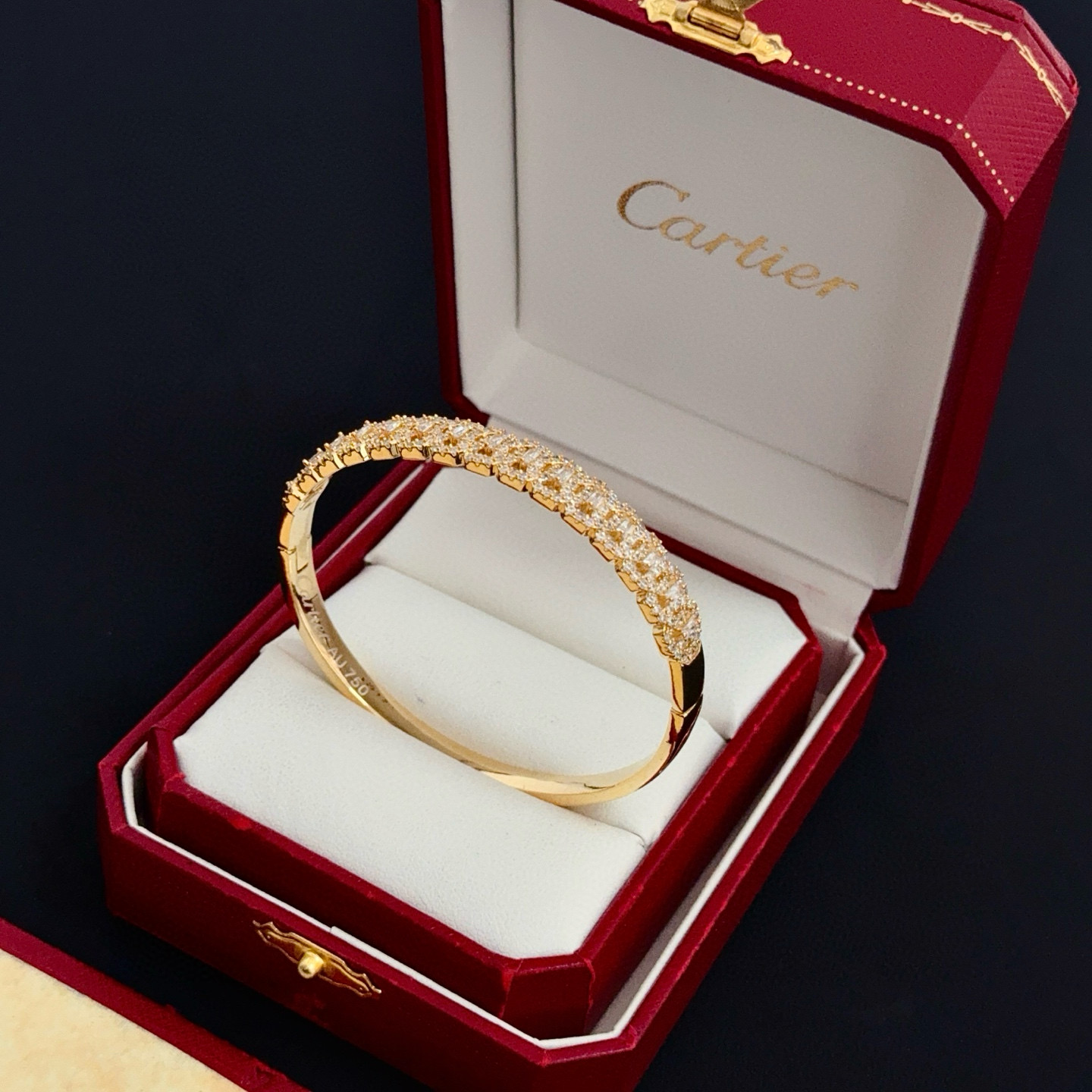 卡地亚镶钻手镯 高端定制版本 镶嵌钻工艺 V金材质 经典而时尚风格 用凌厉线条重构爱情美学！打破常规，镶