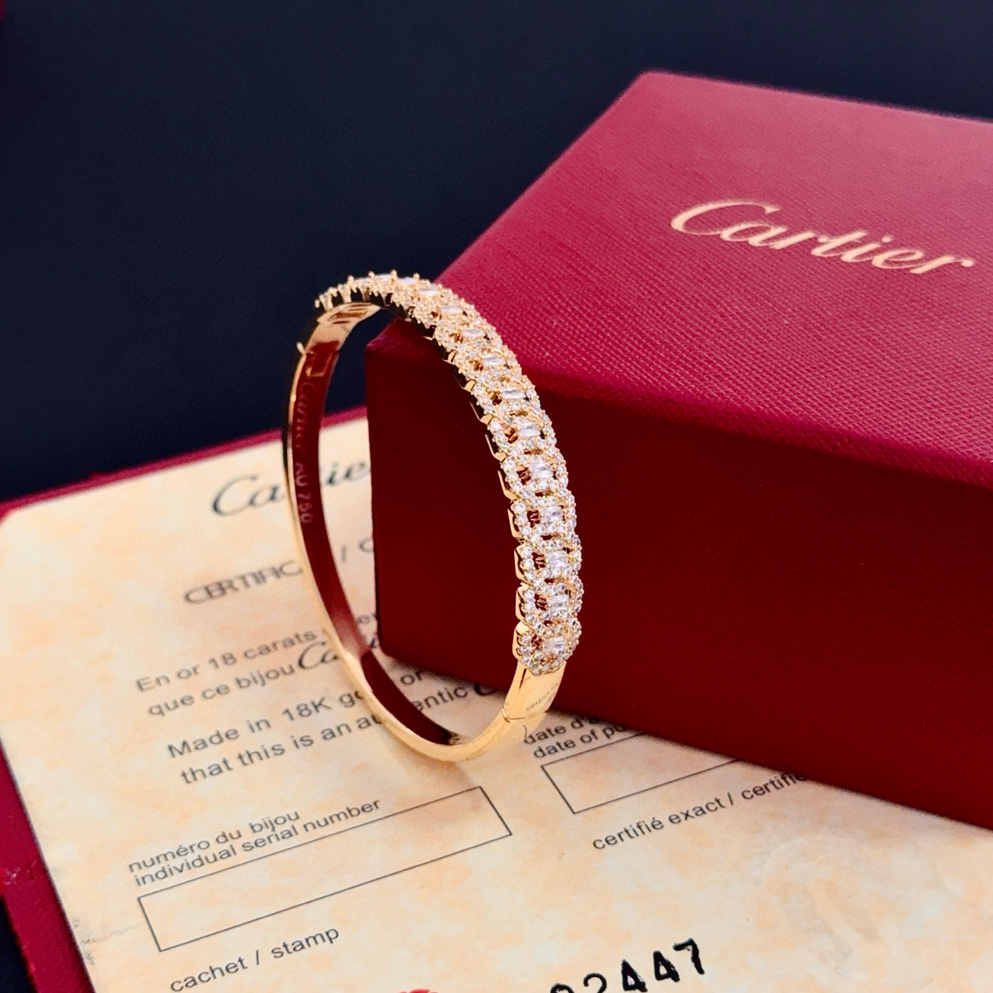 卡地亚镶钻手镯 高端定制版本 镶嵌钻工艺 V金材质 经典而时尚风格 用凌厉线条重构爱情美学！打破常规，镶