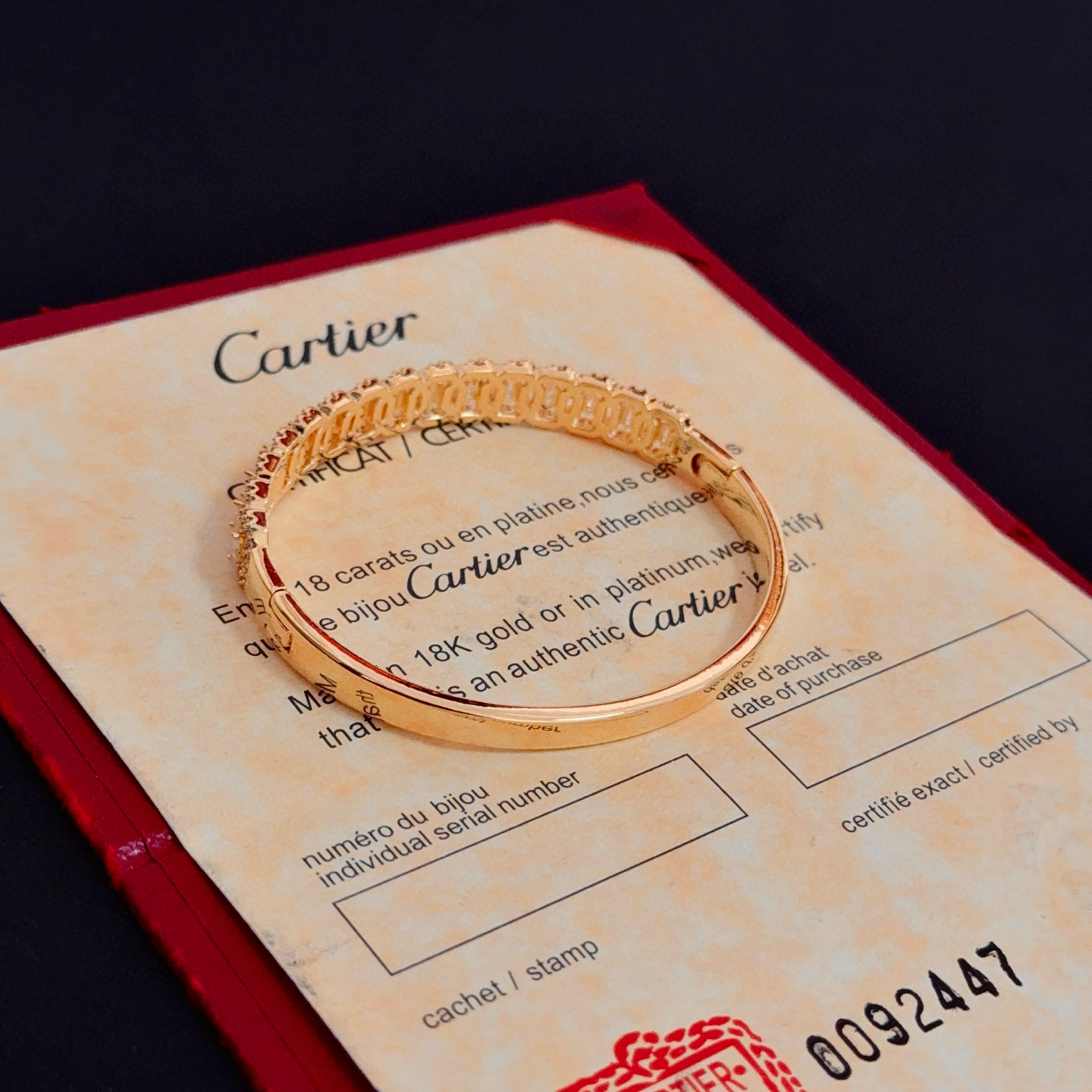 卡地亚镶钻手镯 高端定制版本 镶嵌钻工艺 V金材质 经典而时尚风格 用凌厉线条重构爱情美学！打破常规，镶