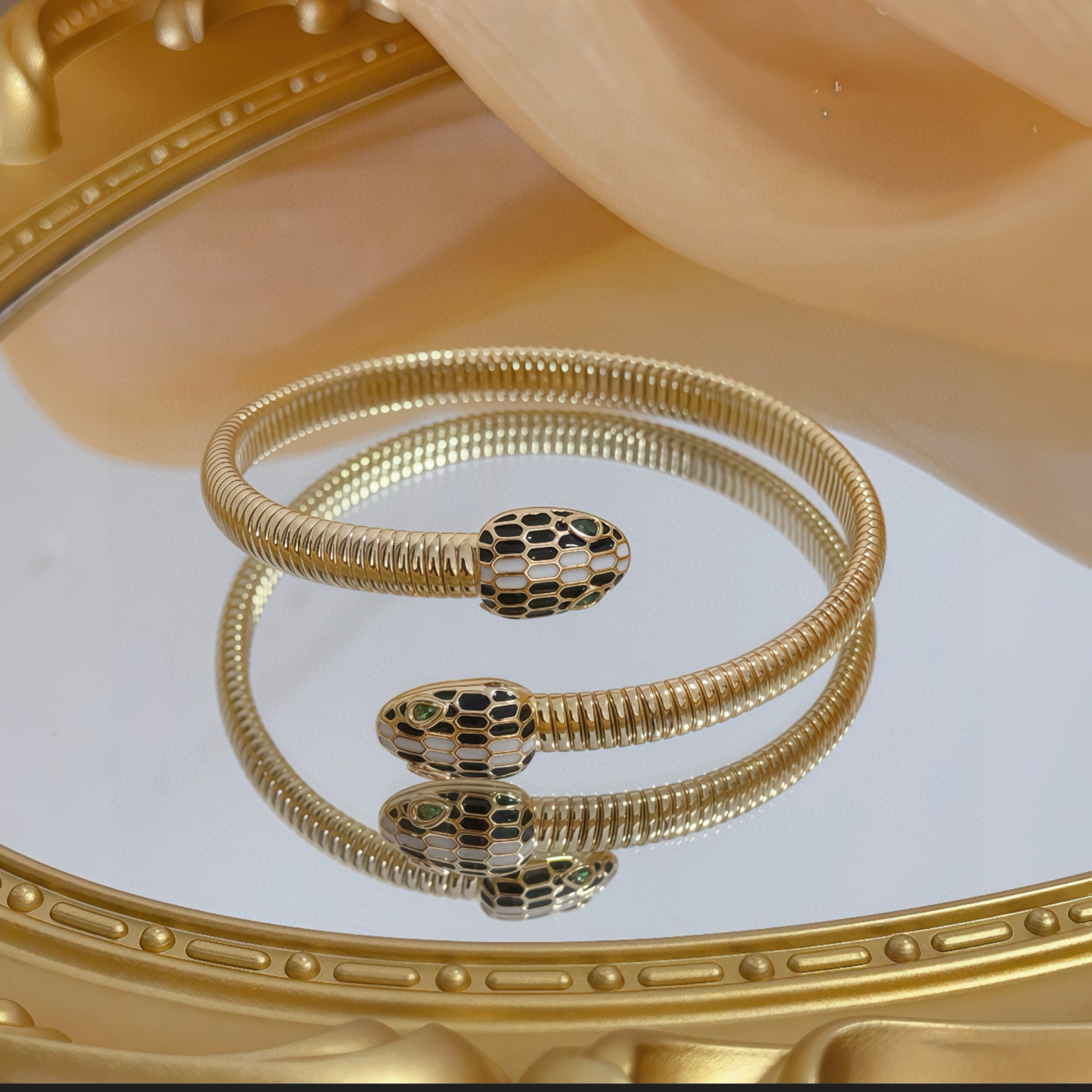 卡地亚镶钻手镯 高端定制版本 镶嵌钻工艺 V金材质 经典而时尚风格 用凌厉线条重构爱情美学！打破常规，镶