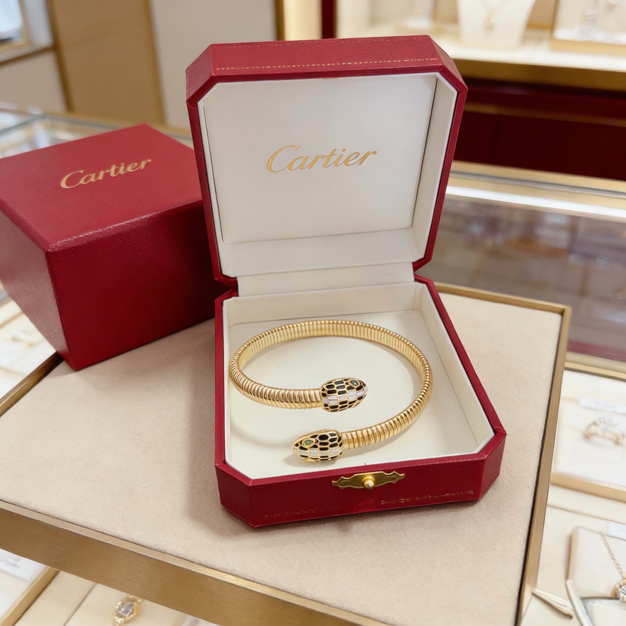 卡地亚镶钻手镯 高端定制版本 镶嵌钻工艺 V金材质 经典而时尚风格 用凌厉线条重构爱情美学！打破常规，镶