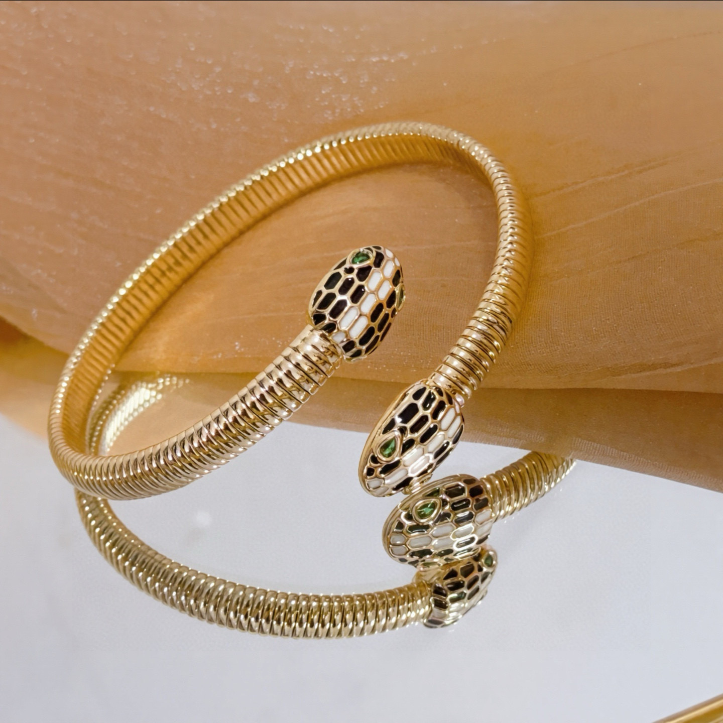 卡地亚镶钻手镯 高端定制版本 镶嵌钻工艺 V金材质 经典而时尚风格 用凌厉线条重构爱情美学！打破常规，镶