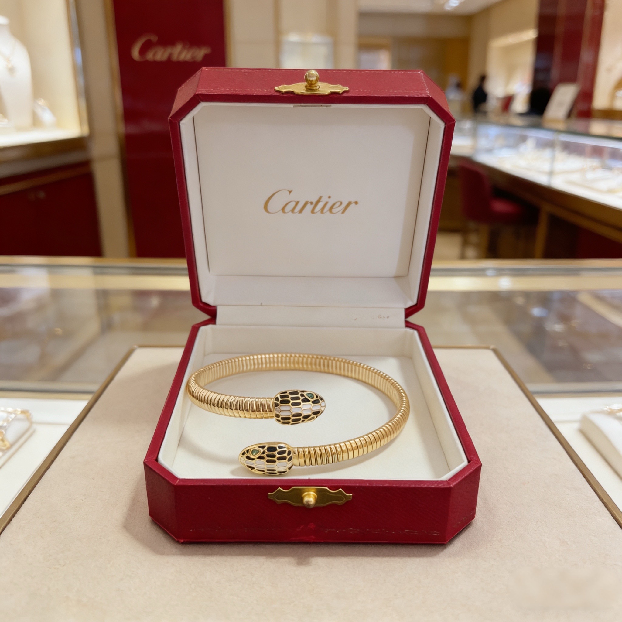 卡地亚镶钻手镯 高端定制版本 镶嵌钻工艺 V金材质 经典而时尚风格 用凌厉线条重构爱情美学！打破常规，镶