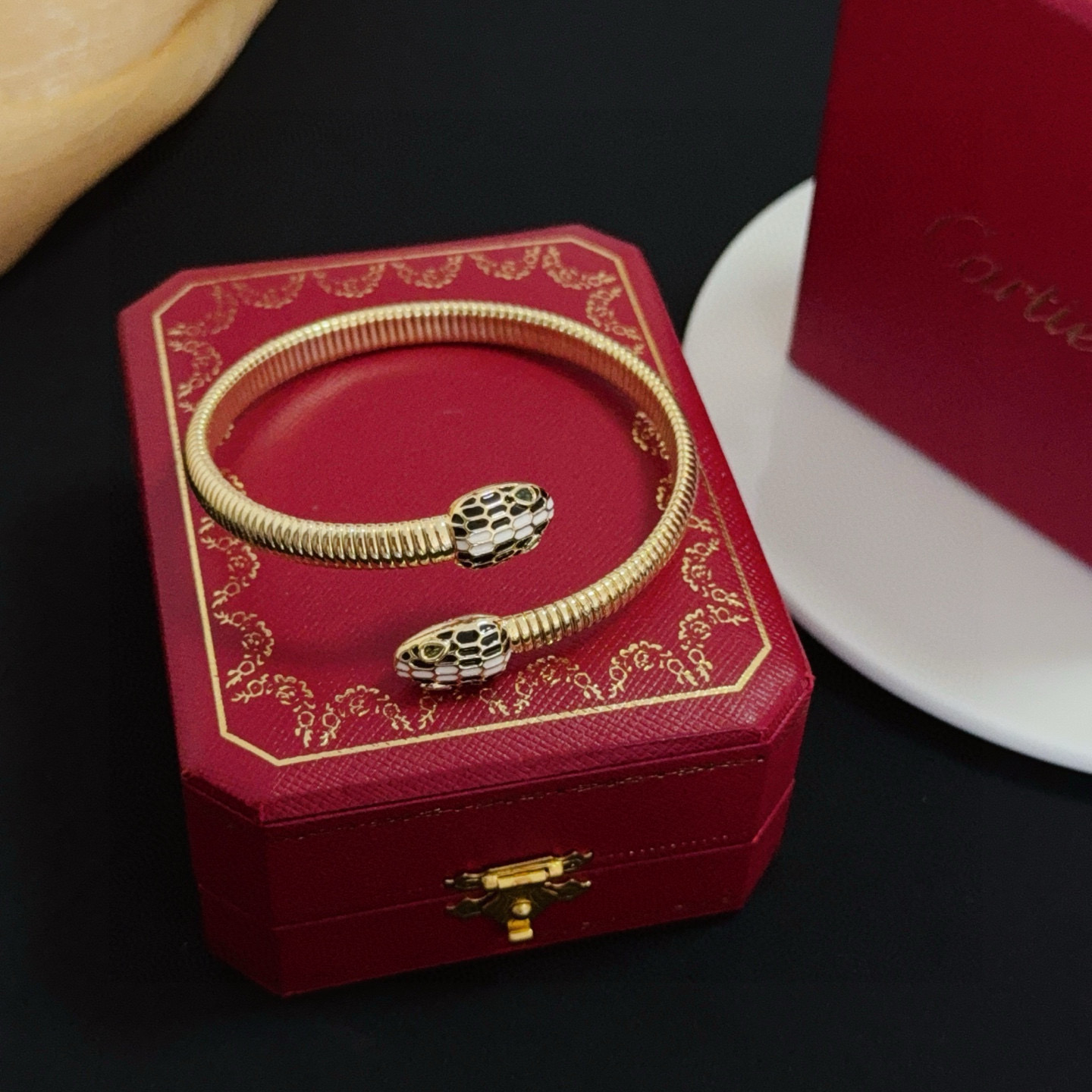 卡地亚镶钻手镯 高端定制版本 镶嵌钻工艺 V金材质 经典而时尚风格 用凌厉线条重构爱情美学！打破常规，镶