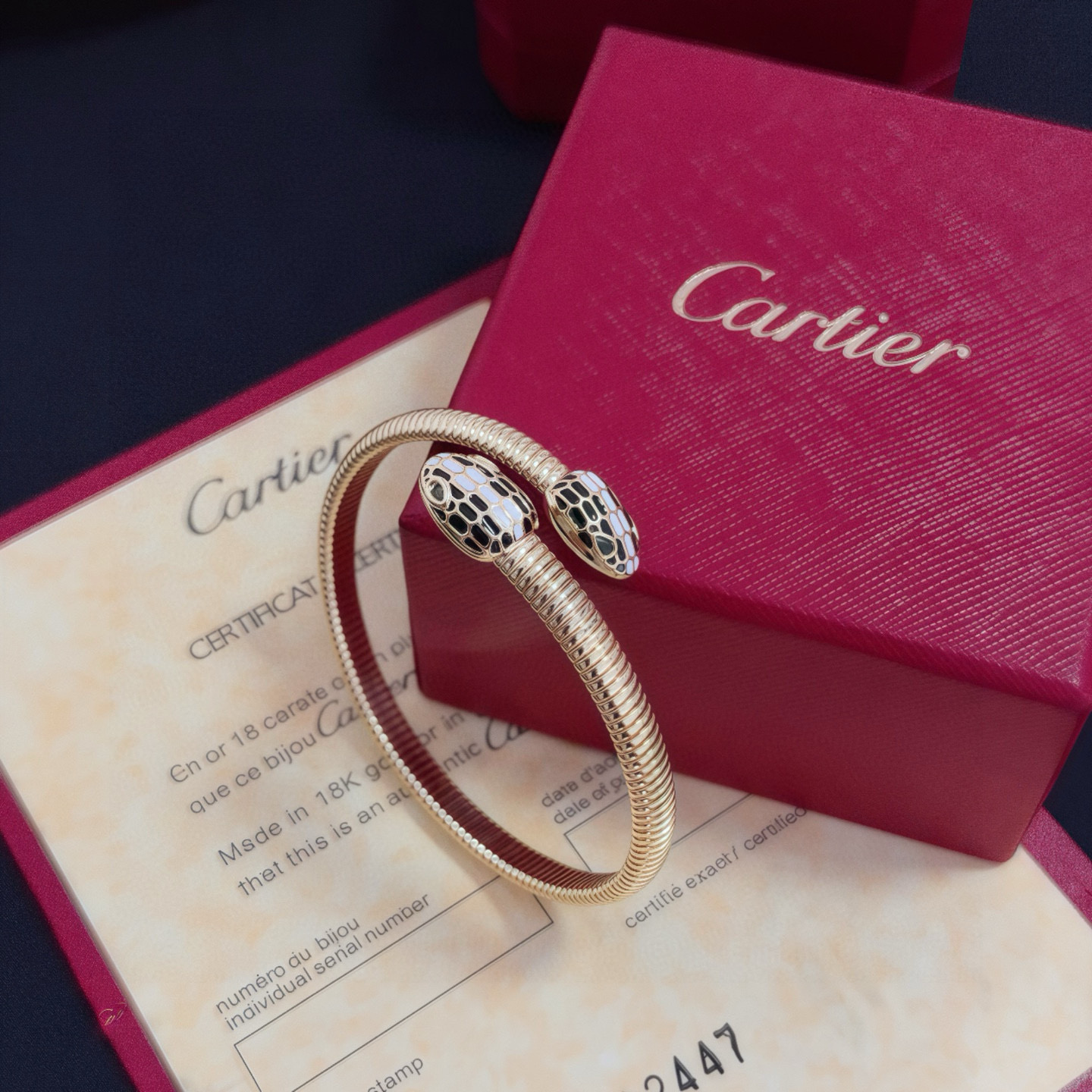 卡地亚镶钻手镯 高端定制版本 镶嵌钻工艺 V金材质 经典而时尚风格 用凌厉线条重构爱情美学！打破常规，镶