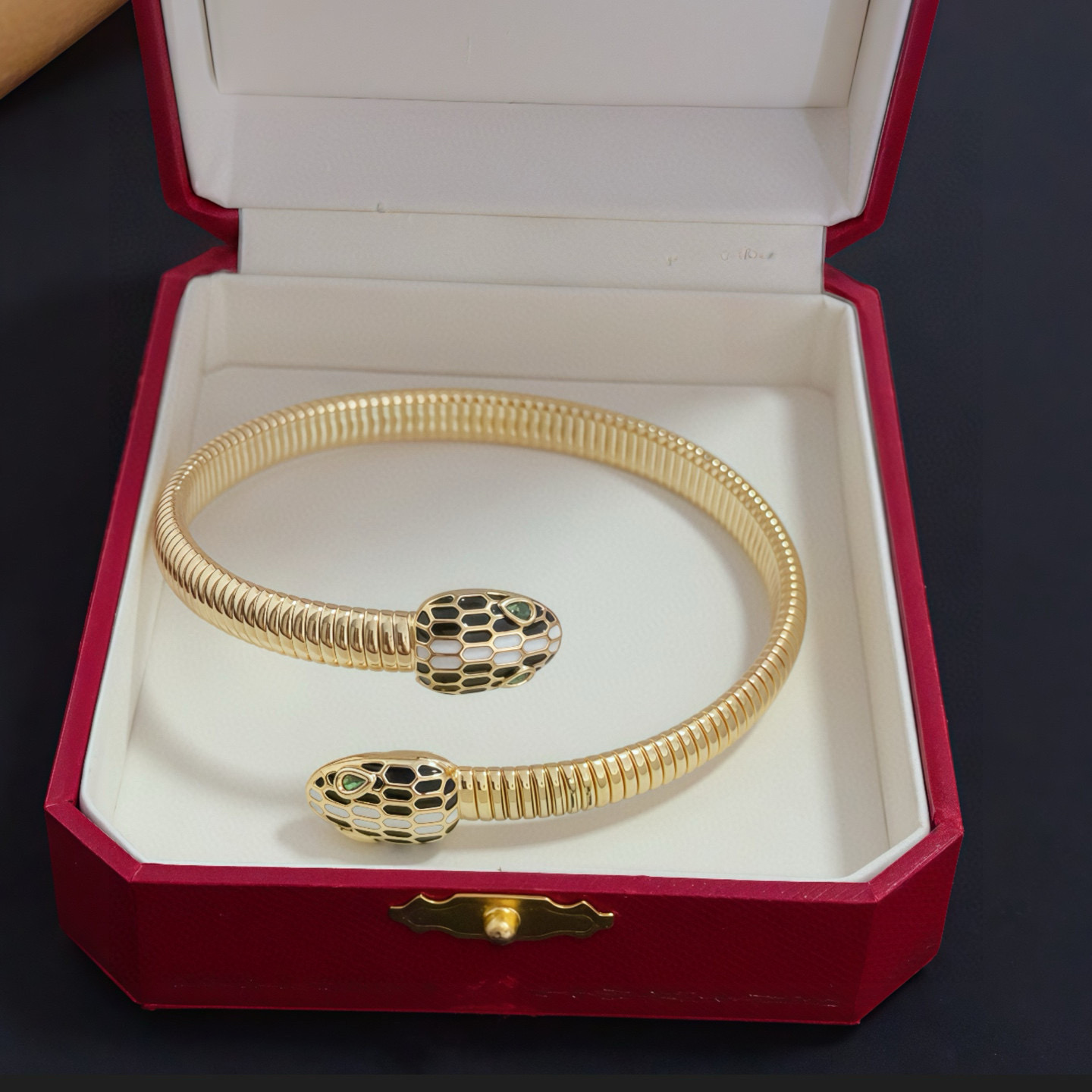 卡地亚镶钻手镯 高端定制版本 镶嵌钻工艺 V金材质 经典而时尚风格 用凌厉线条重构爱情美学！打破常规，镶