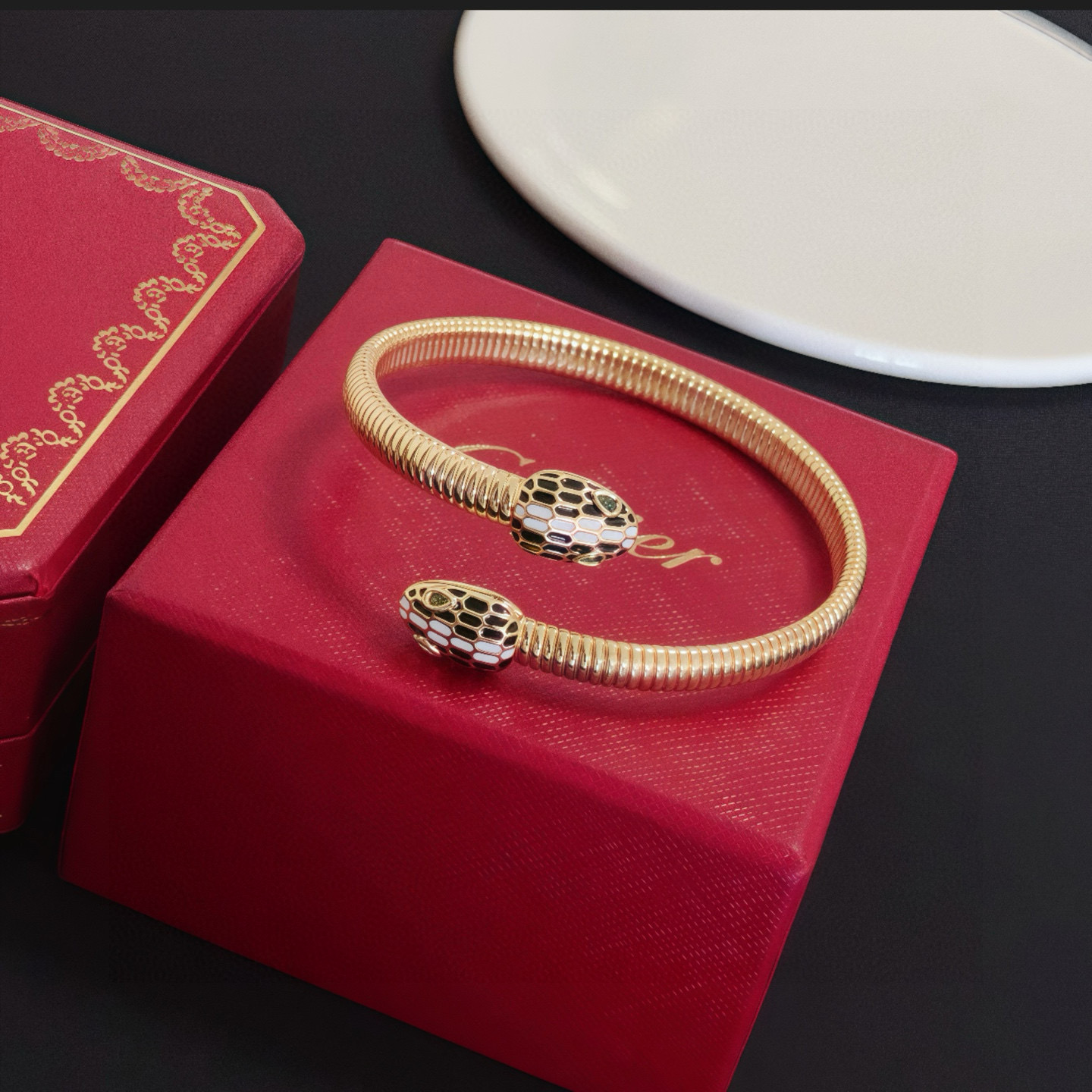 卡地亚镶钻手镯 高端定制版本 镶嵌钻工艺 V金材质 经典而时尚风格 用凌厉线条重构爱情美学！打破常规，镶