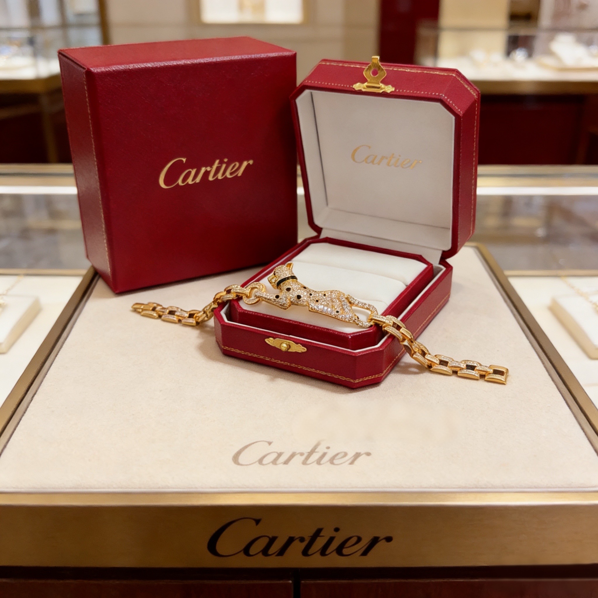 卡地亚镶钻猎豹手链 高端定制版本 镶嵌钻工艺 V金材质 经典而时尚风格 用凌厉线条重构爱情美学！打破常规