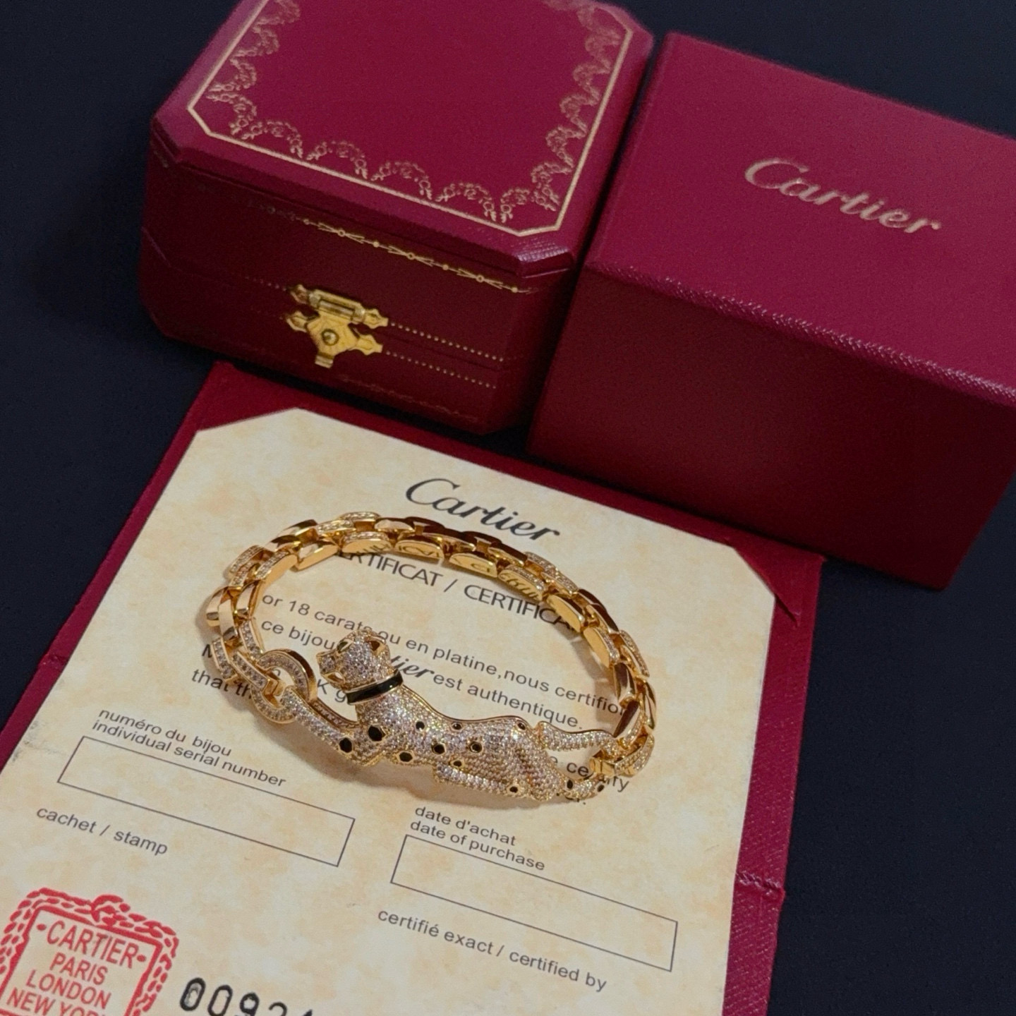 卡地亚镶钻猎豹手链 高端定制版本 镶嵌钻工艺 V金材质 经典而时尚风格 用凌厉线条重构爱情美学！打破常规