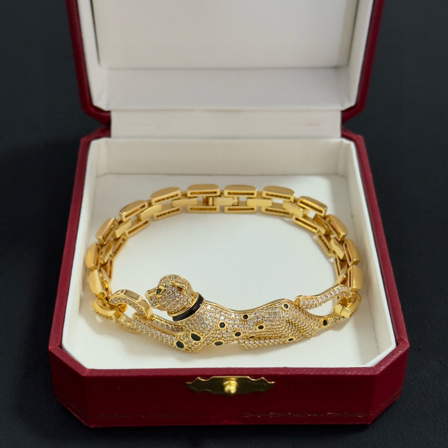 卡地亚镶钻猎豹手链 高端定制版本 镶嵌钻工艺 V金材质 经典而时尚风格 用凌厉线条重构爱情美学！打破常规