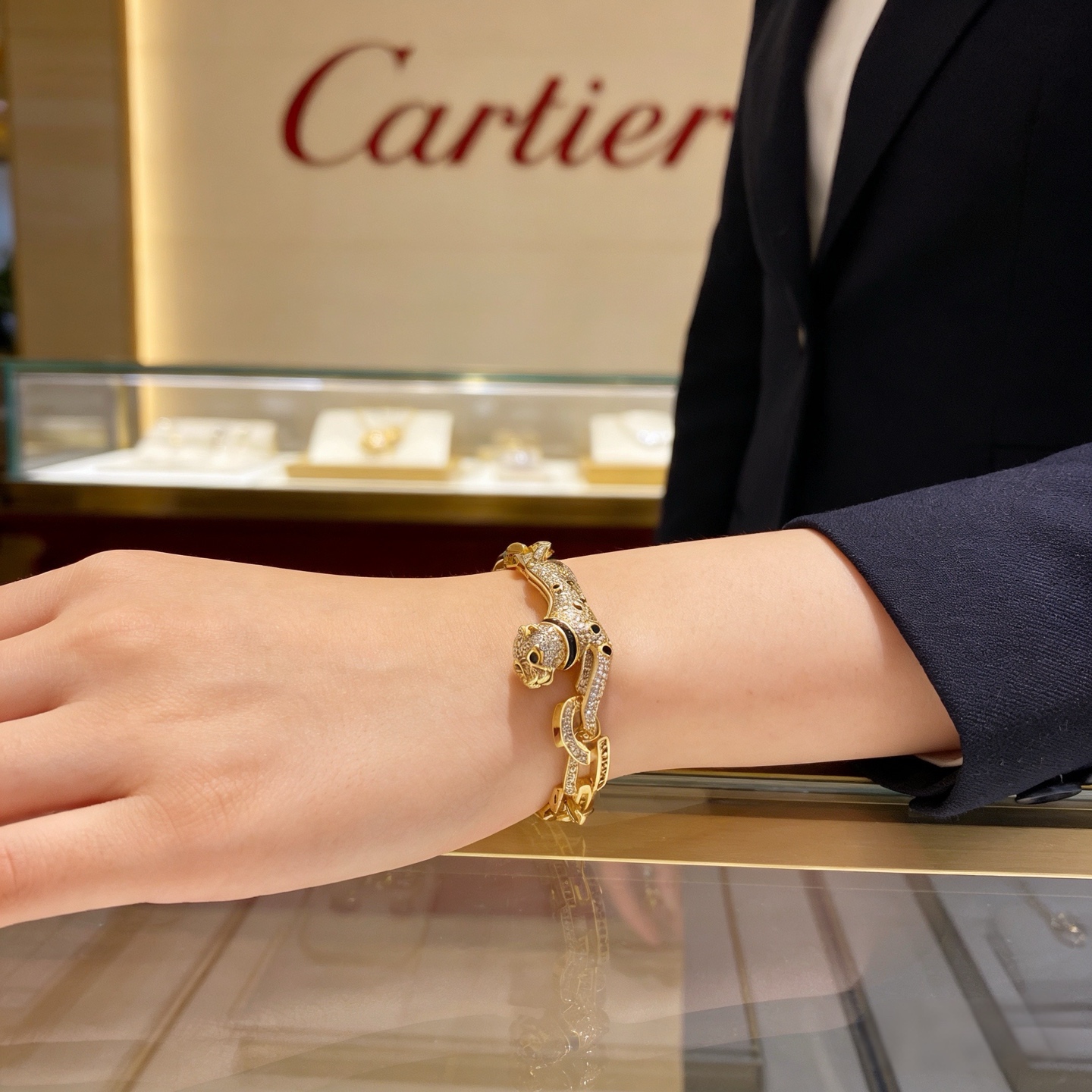 卡地亚镶钻猎豹手链 高端定制版本 镶嵌钻工艺 V金材质 经典而时尚风格 用凌厉线条重构爱情美学！打破常规