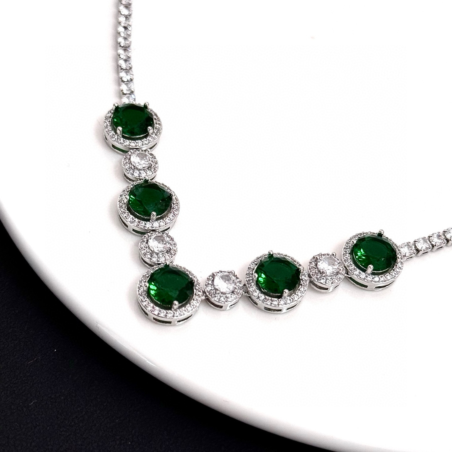 卡地亚祖母绿钻项链 高端定制版本 镶嵌钻工艺 V金材质 经典而时尚风格 用凌厉线条重构爱情美学！打破常规