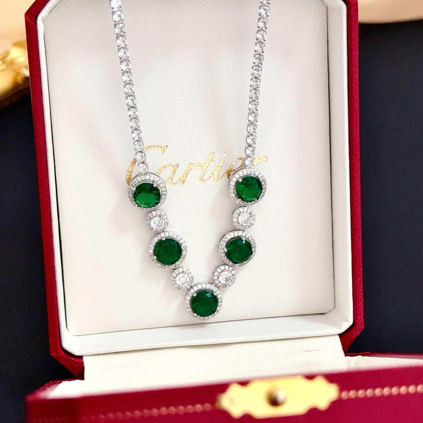 卡地亚祖母绿钻项链 高端定制版本 镶嵌钻工艺 V金材质 经典而时尚风格 用凌厉线条重构爱情美学！打破常规