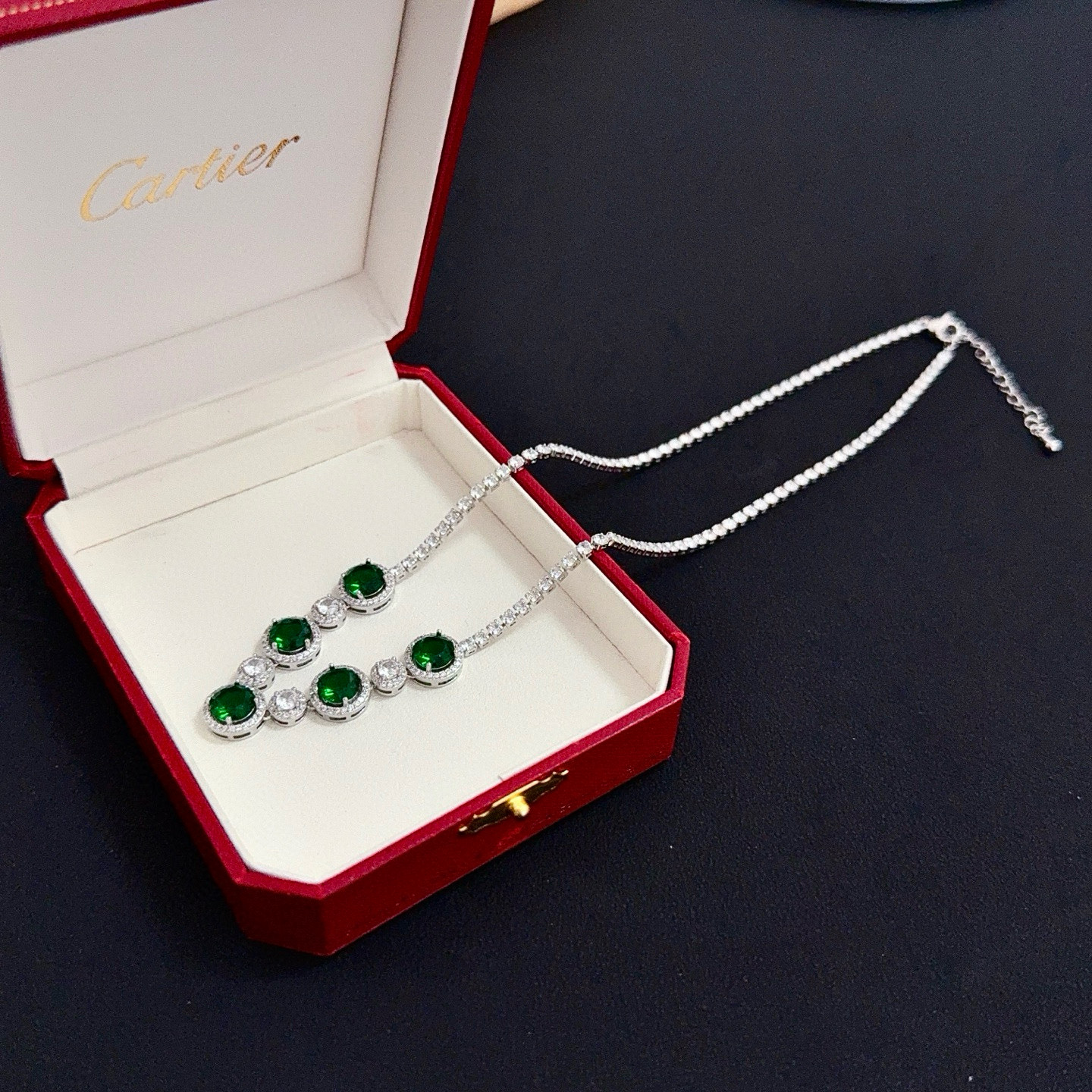 卡地亚祖母绿钻项链 高端定制版本 镶嵌钻工艺 V金材质 经典而时尚风格 用凌厉线条重构爱情美学！打破常规
