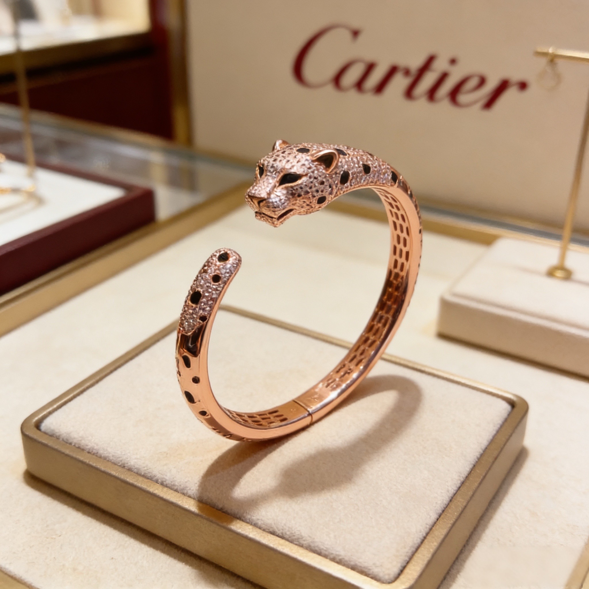 卡地亚豹子镶钻手镯 高端定制版本 镶嵌钻工艺 V金材质 经典而时尚风格 用凌厉线条重构爱情美学！打破常规