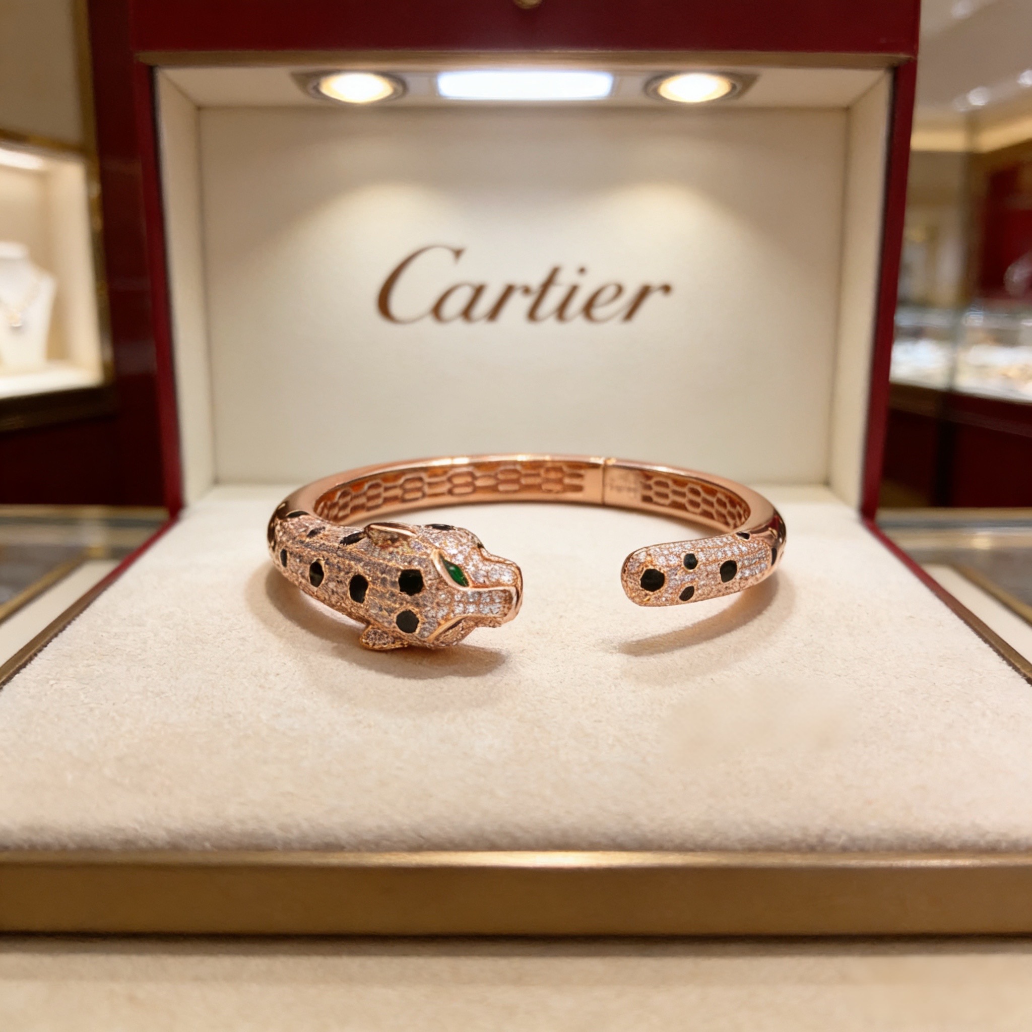 卡地亚豹子镶钻手镯 高端定制版本 镶嵌钻工艺 V金材质 经典而时尚风格 用凌厉线条重构爱情美学！打破常规