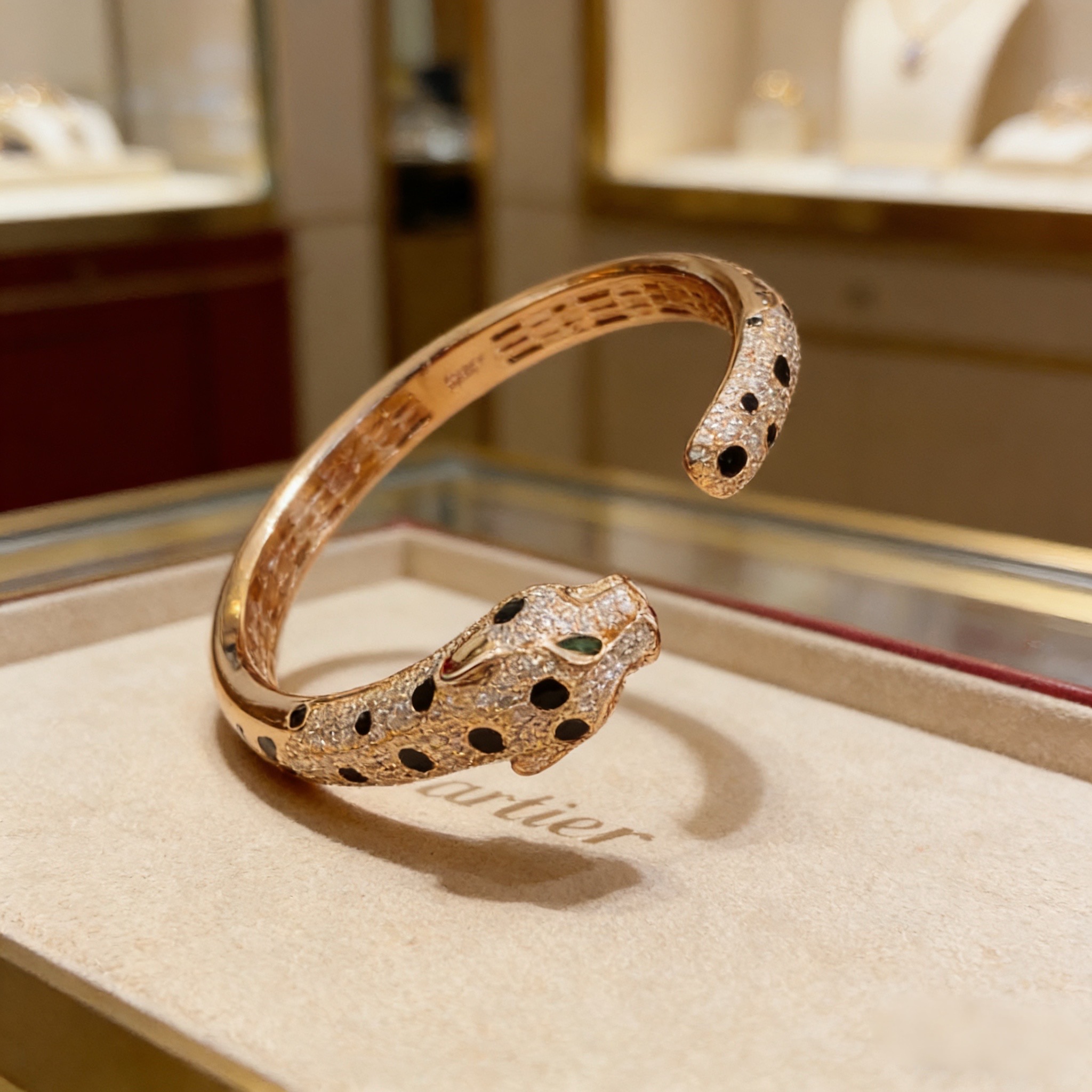 卡地亚豹子镶钻手镯 高端定制版本 镶嵌钻工艺 V金材质 经典而时尚风格 用凌厉线条重构爱情美学！打破常规