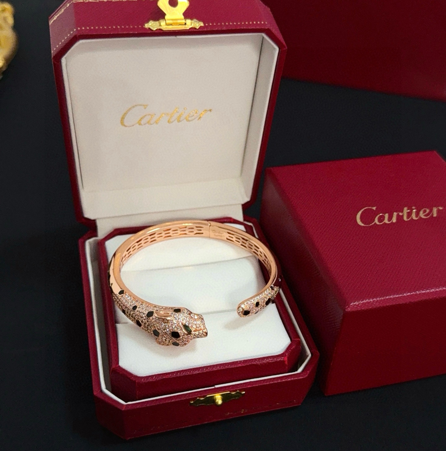 卡地亚豹子镶钻手镯 高端定制版本 镶嵌钻工艺 V金材质 经典而时尚风格 用凌厉线条重构爱情美学！打破常规