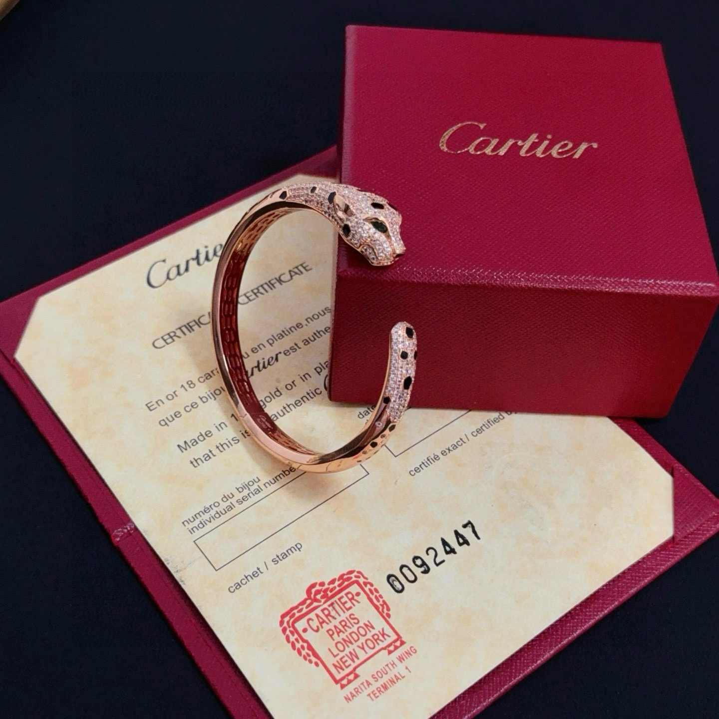 卡地亚豹子镶钻手镯 高端定制版本 镶嵌钻工艺 V金材质 经典而时尚风格 用凌厉线条重构爱情美学！打破常规