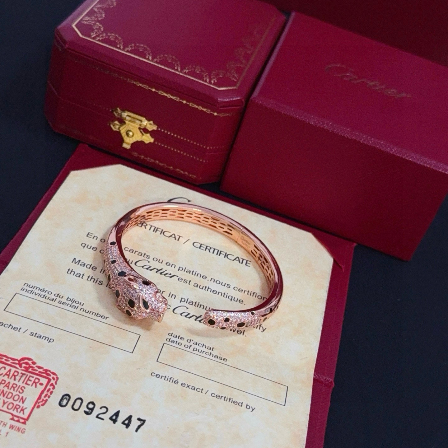 卡地亚豹子镶钻手镯 高端定制版本 镶嵌钻工艺 V金材质 经典而时尚风格 用凌厉线条重构爱情美学！打破常规