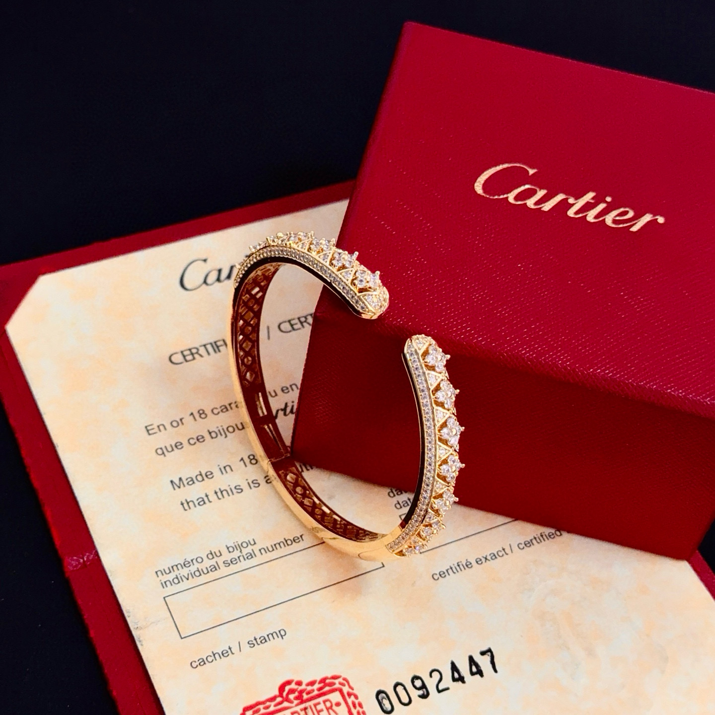 卡地亚镶钻手镯 高端定制版本 镶嵌钻工艺 V金材质 经典而时尚风格 用凌厉线条重构爱情美学！打破常规，镶