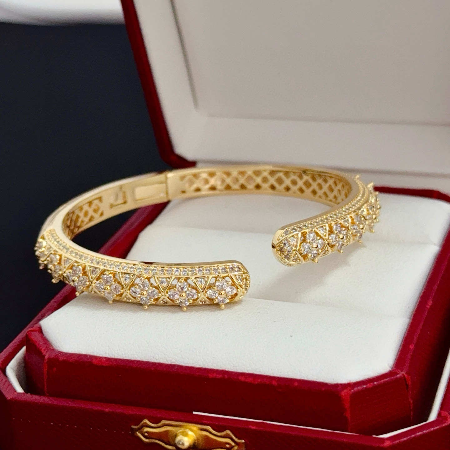 卡地亚镶钻手镯 高端定制版本 镶嵌钻工艺 V金材质 经典而时尚风格 用凌厉线条重构爱情美学！打破常规，镶