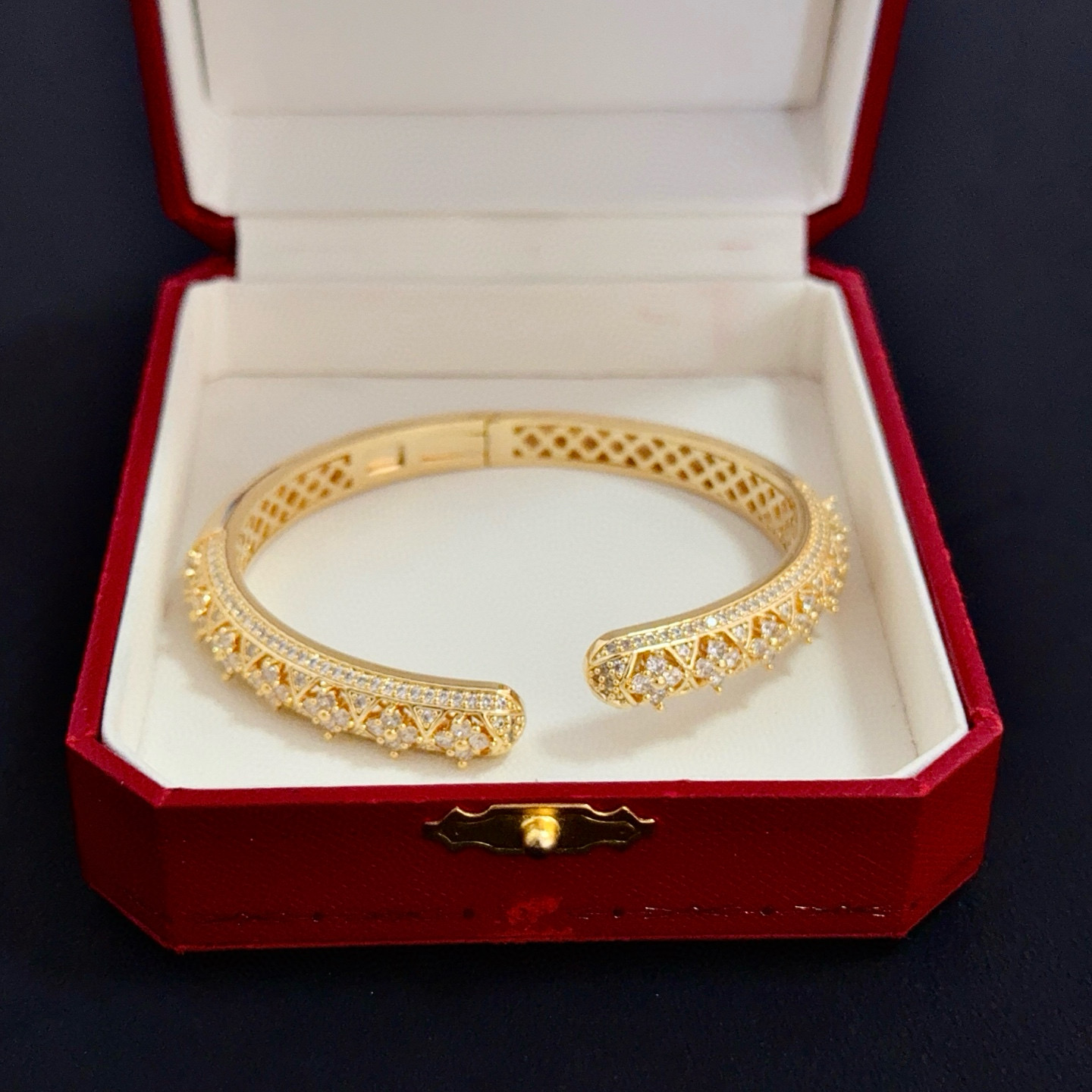 卡地亚镶钻手镯 高端定制版本 镶嵌钻工艺 V金材质 经典而时尚风格 用凌厉线条重构爱情美学！打破常规，镶