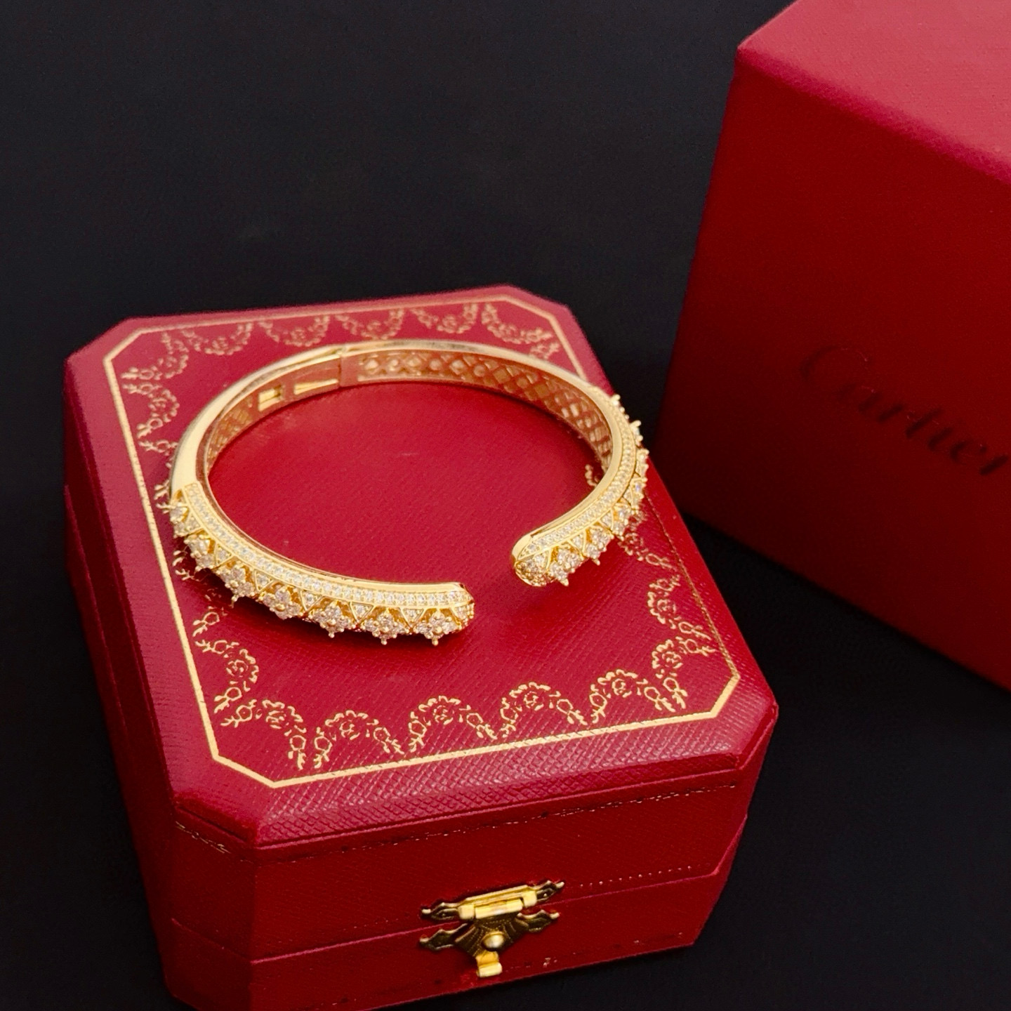 卡地亚镶钻手镯 高端定制版本 镶嵌钻工艺 V金材质 经典而时尚风格 用凌厉线条重构爱情美学！打破常规，镶