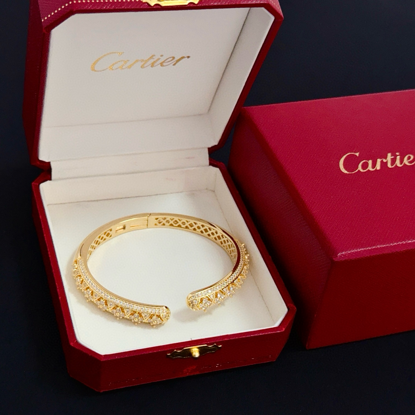 卡地亚镶钻手镯 高端定制版本 镶嵌钻工艺 V金材质 经典而时尚风格 用凌厉线条重构爱情美学！打破常规，镶