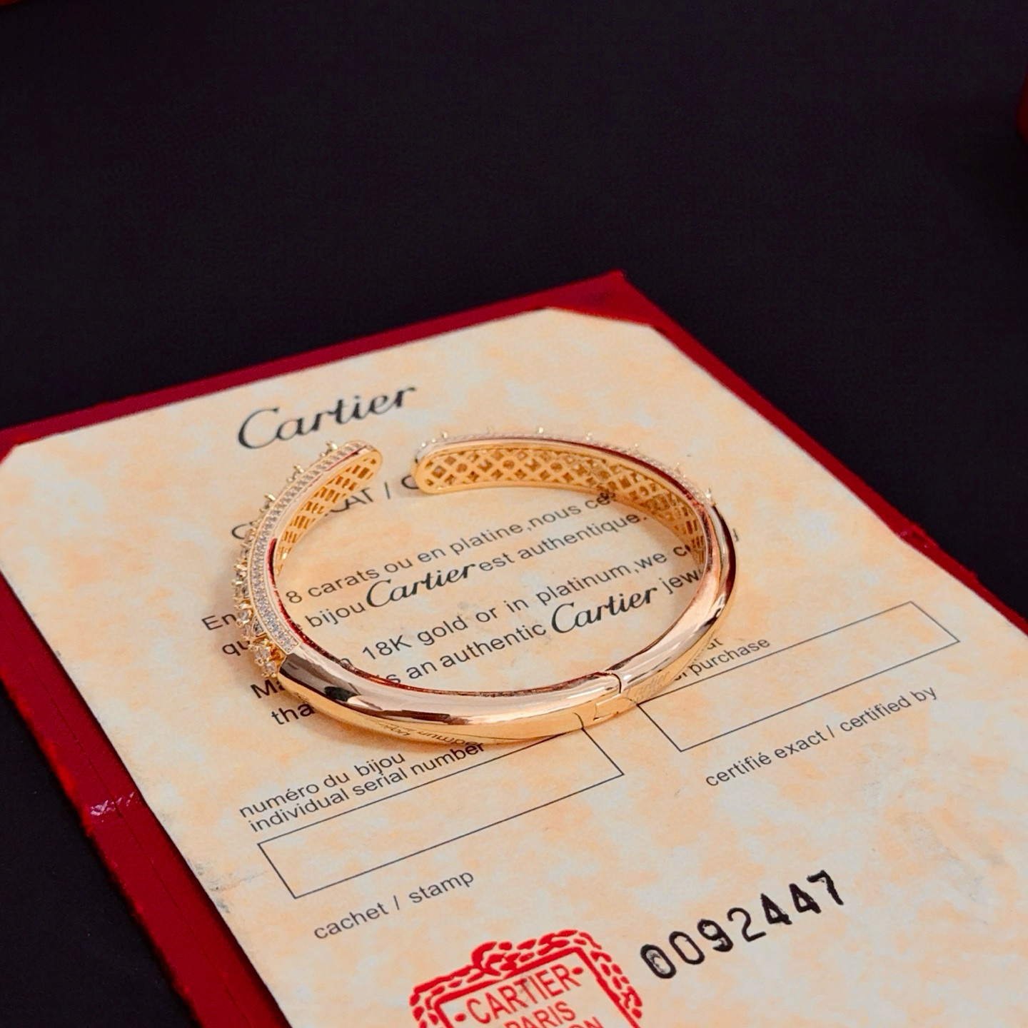卡地亚镶钻手镯 高端定制版本 镶嵌钻工艺 V金材质 经典而时尚风格 用凌厉线条重构爱情美学！打破常规，镶