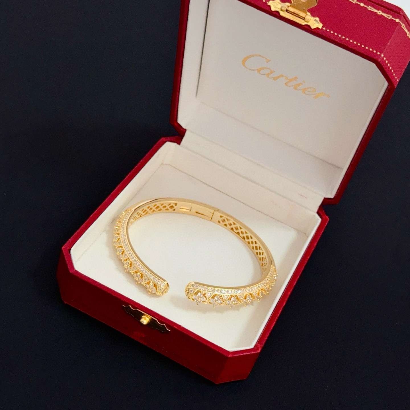 卡地亚镶钻手镯 高端定制版本 镶嵌钻工艺 V金材质 经典而时尚风格 用凌厉线条重构爱情美学！打破常规，镶