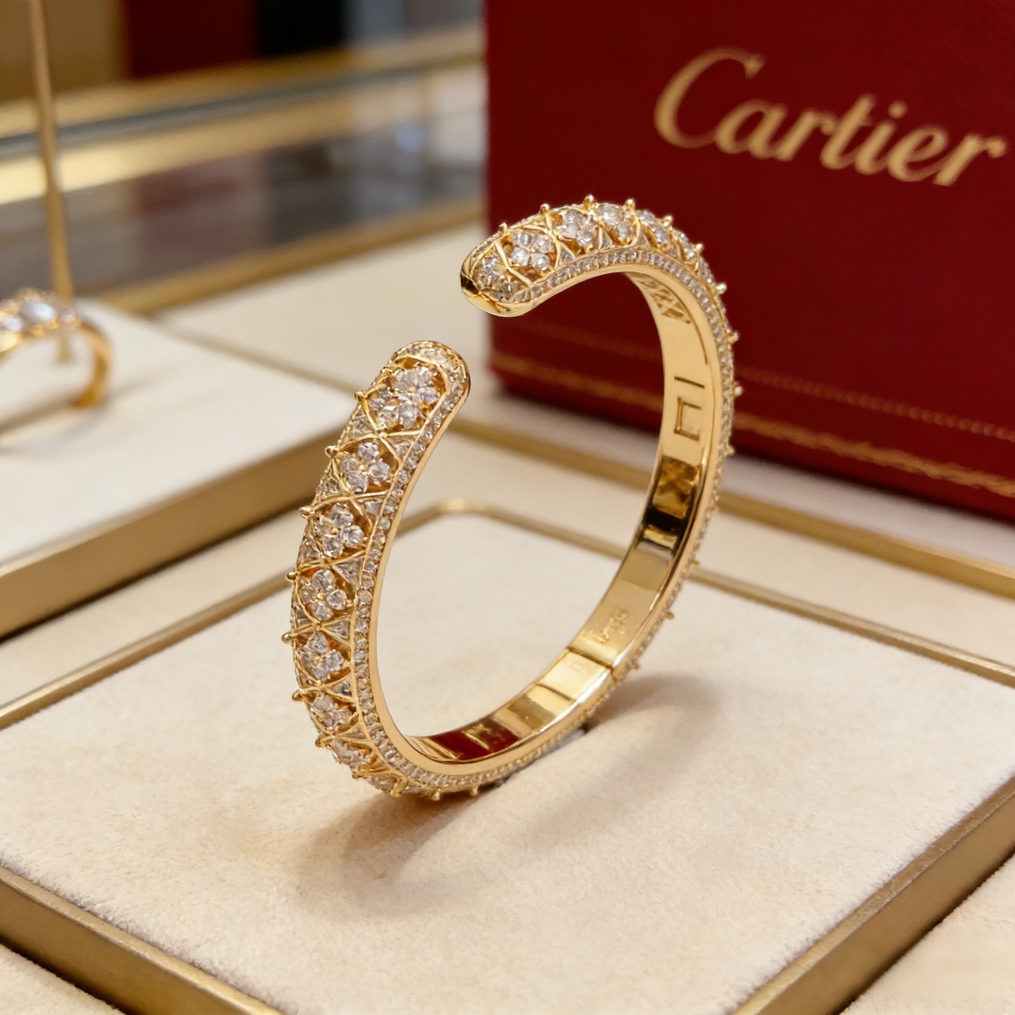 卡地亚镶钻手镯 高端定制版本 镶嵌钻工艺 V金材质 经典而时尚风格 用凌厉线条重构爱情美学！打破常规，镶