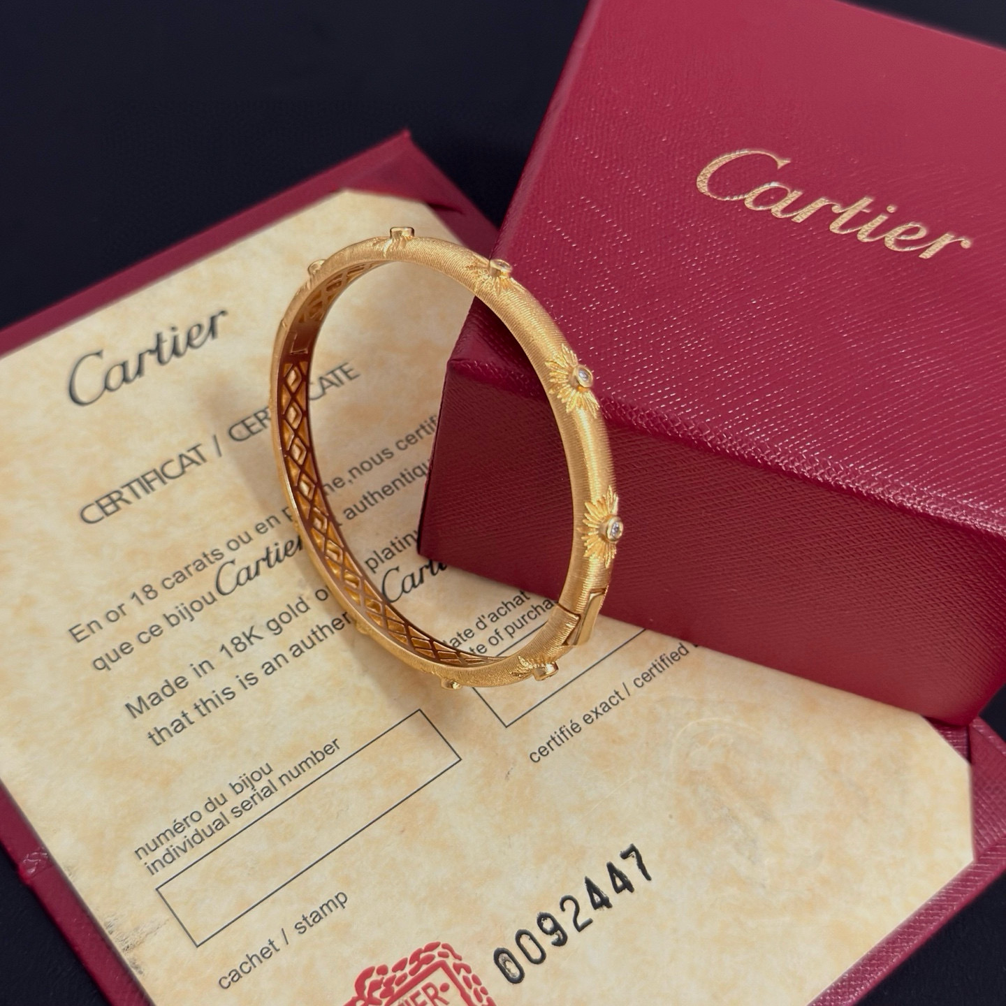 卡地亚镶钻手镯 高端定制版本 镶嵌钻工艺 V金材质 经典而时尚风格 用凌厉线条重构爱情美学！打破常规，镶