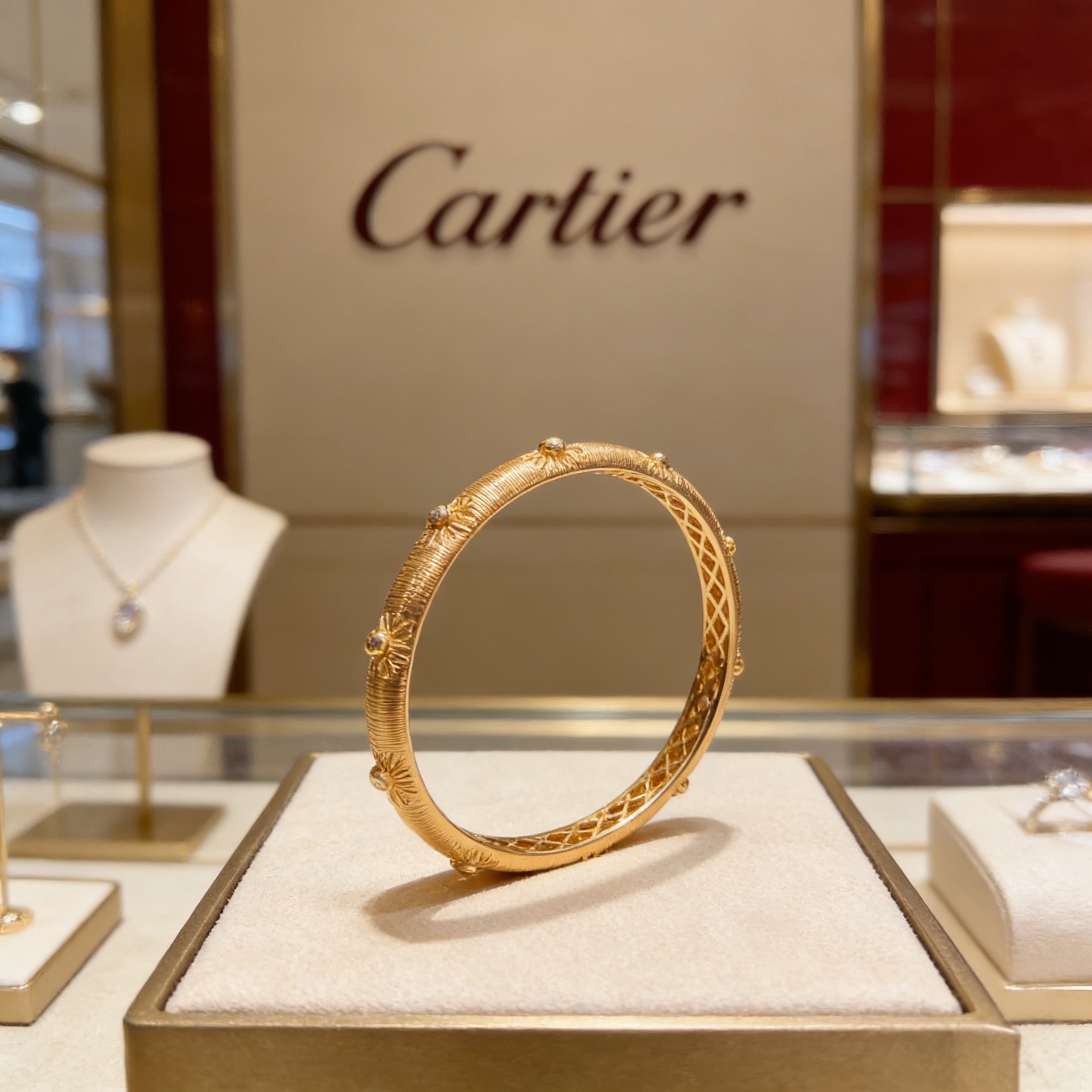 NO:725161,Cartier diamond-encrusted bracelet, high-end customized version, diamond-encrusted craftsmanship, V gold material, classic and fashionable style, reconstruct the aesthetics of love with sharp lines!  Breaking the rules, the diamond-encrusted design actually achieves the ceiling of high-end sense - no need for flashy accumulation, love should be as pure as ever. Cartier is loved by many celebrities and Internet celebrities. The Leopard series bracelet is absolutely an eternal classic, and it is not limited to men and women, and there is no age limit!  Wear it and you will be the center of attention!  , jewelry boutique, cartier, bracelet19860909卡地亚镶钻手镯 高端定制版本 镶嵌钻工艺 V金材质 经典而时尚风格 用凌厉线条重构爱情美学！打破常规,镶嵌钻设计反而成就高级感天花板——无需浮华堆砌,爱本应纯粹如初 卡地亚受众多明星网红的爱戴 豹子系列手镯 绝对是永恒经典 而且男女不限 年龄不限 ！戴上它你就是焦点！,饰品精品,cartier,bracelet,Jewelry