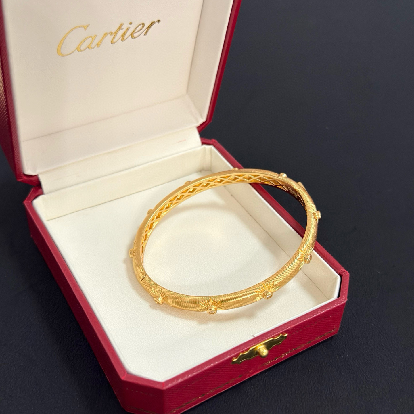 卡地亚镶钻手镯 高端定制版本 镶嵌钻工艺 V金材质 经典而时尚风格 用凌厉线条重构爱情美学！打破常规，镶